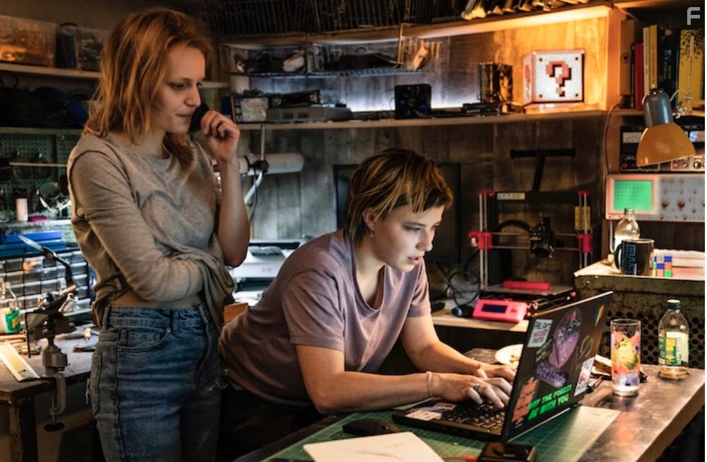 Saskia Rosendahl and Hanna Hilsdorf in A Thin Line (2023)