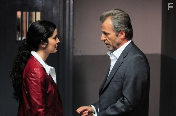 Ayfer D?nmez and Musa Uzunlar in Долина волков: Гладио (2009)