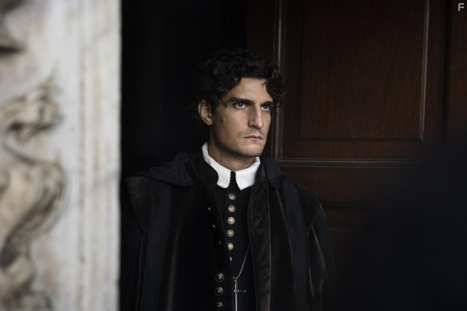 Louis Garrel in L'ombra di Caravaggio (2022)