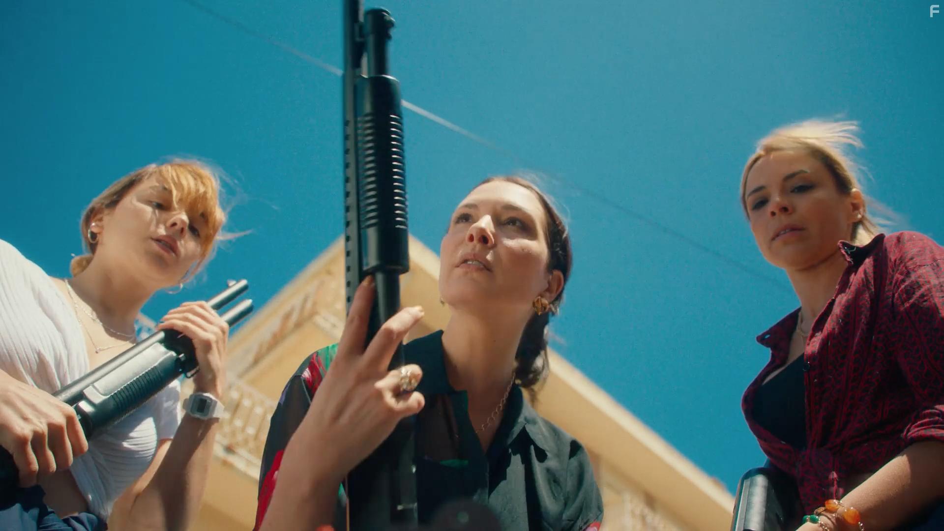 Teresa Tavares, Soraia Chaves, and Filipa Areosa in Cavalos de Corrida (2022)