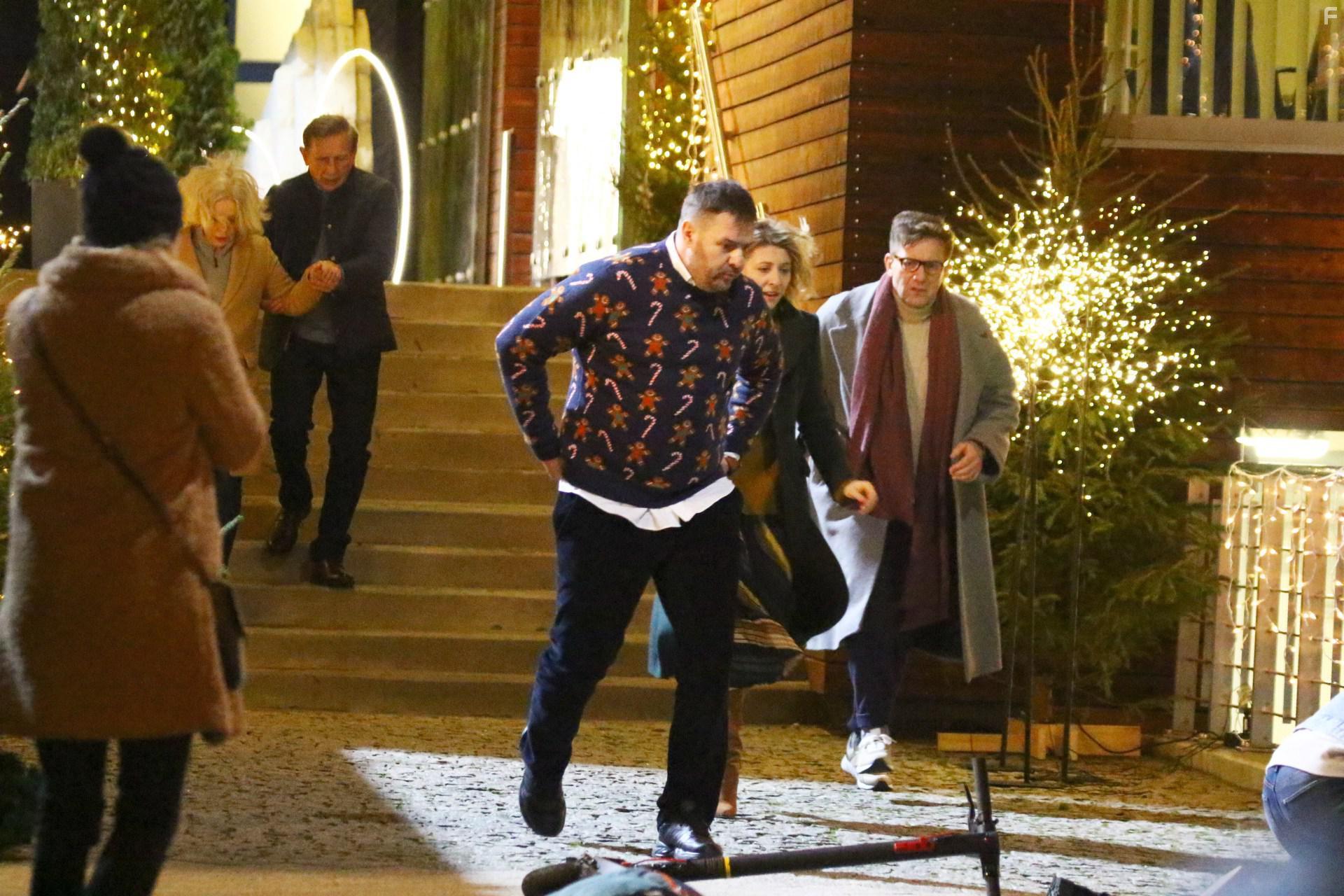 Jan Englert, Tomasz Karolak, Rafal Krlikowski, Malgorzata Zajaczkowska, and Anna Smolowik in To musi byc milosc (2021)