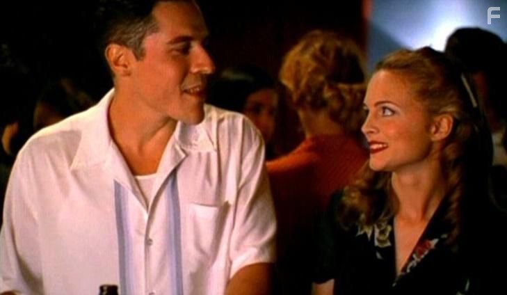 Heather Graham and Jon Favreau in Тусовщики (1996)
