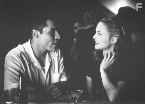 Heather Graham and Jon Favreau in Тусовщики (1996)