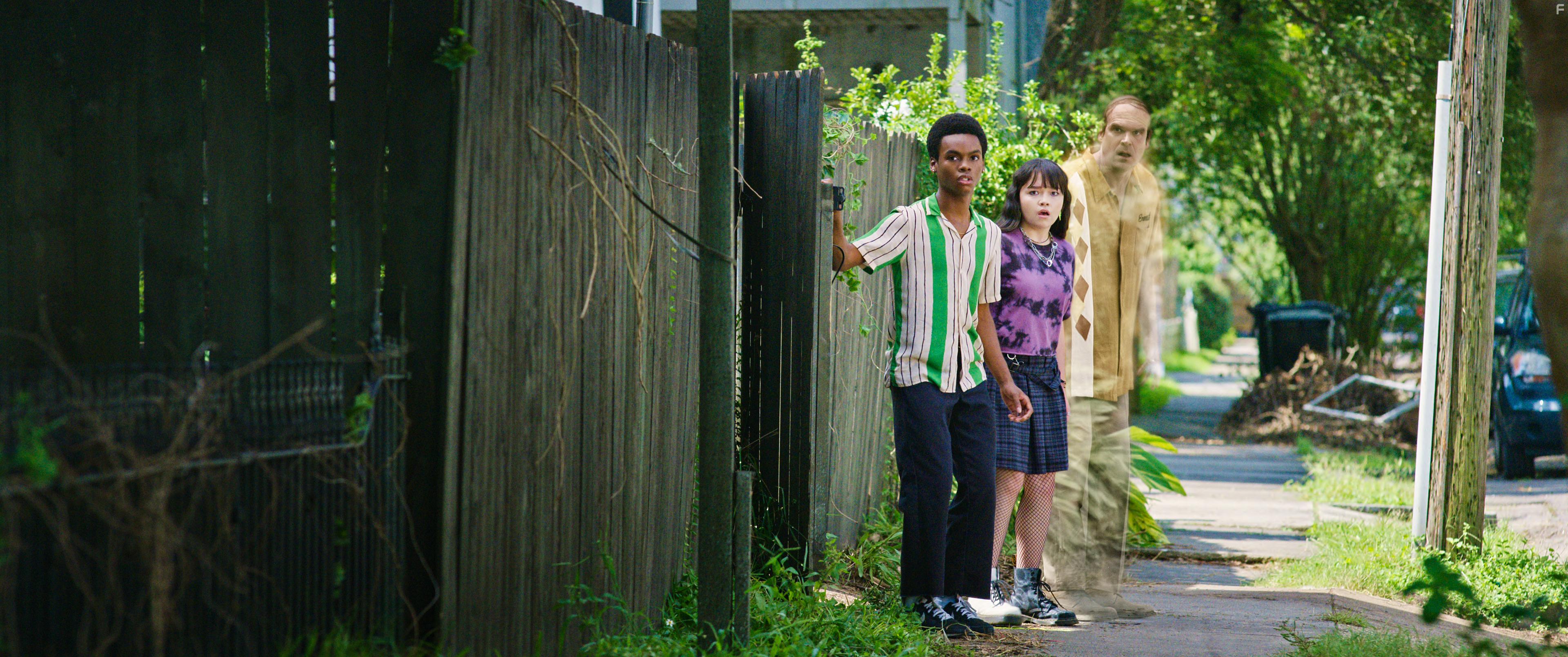 David Harbour, Jahi Di'Allo Winston, and Isabella Russo in We Have a Ghost (2023)