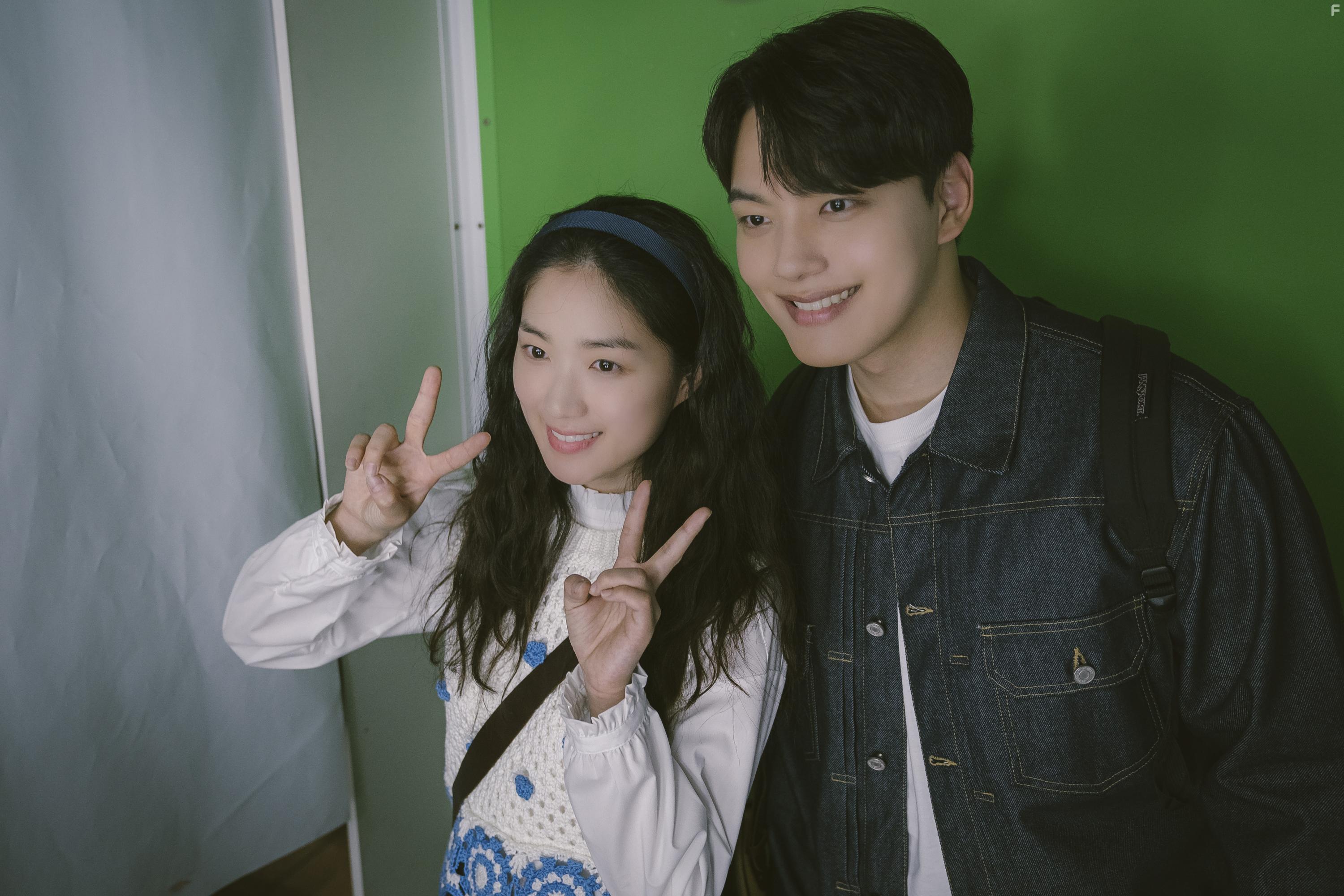 Kim Hye-yoon and Yeo Jin-gu in The Agreement (2022)