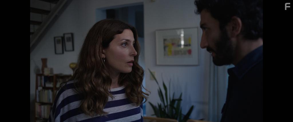 Brbara Lennie and Juan Minujn in El suplente (2022)