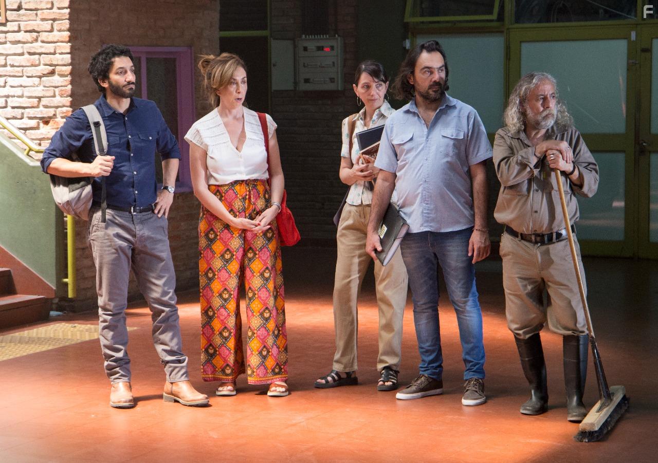 Mara Merlino and Juan Minujn in El suplente (2022)