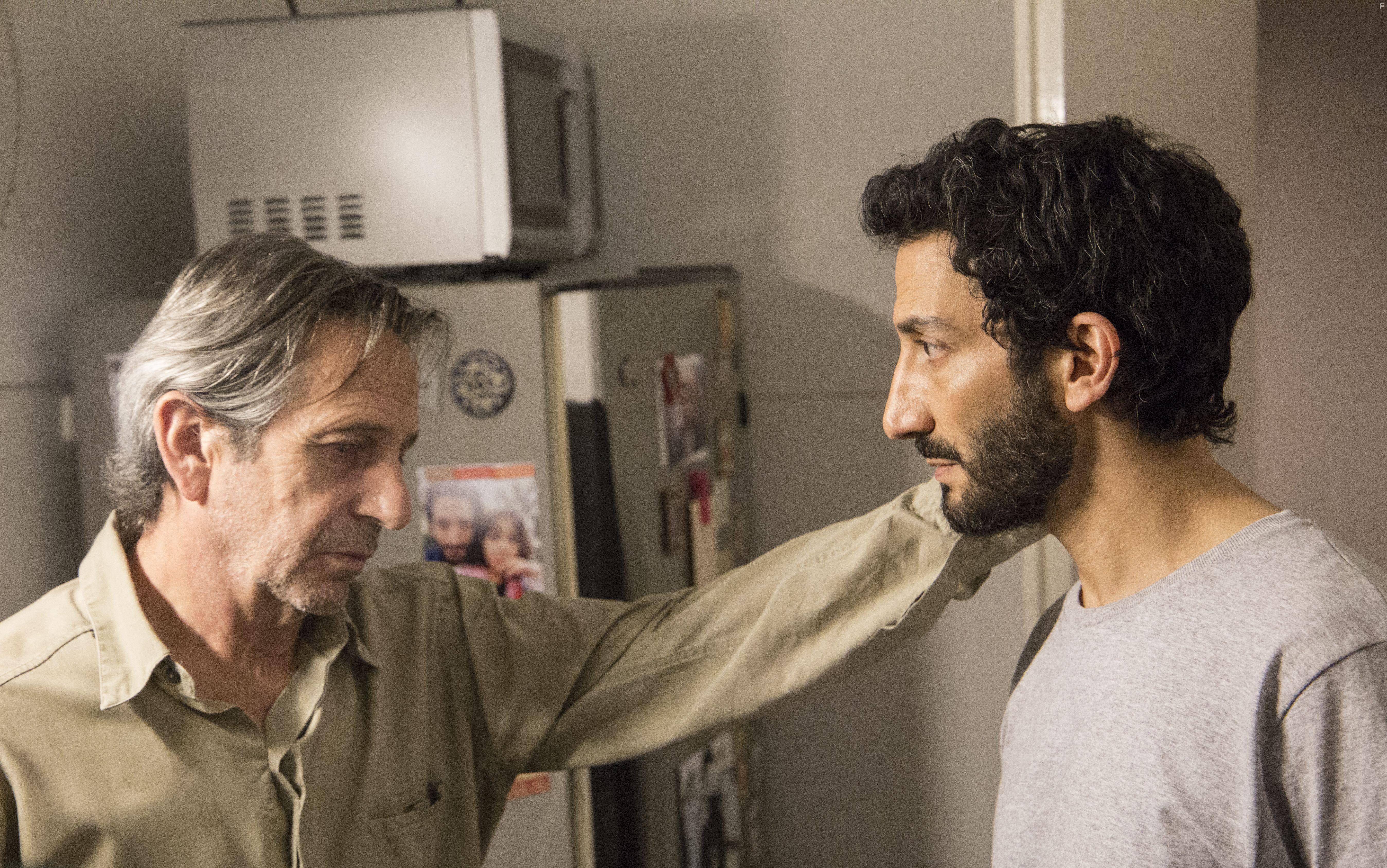 Alfredo Castro and Juan Minujn in El suplente (2022)