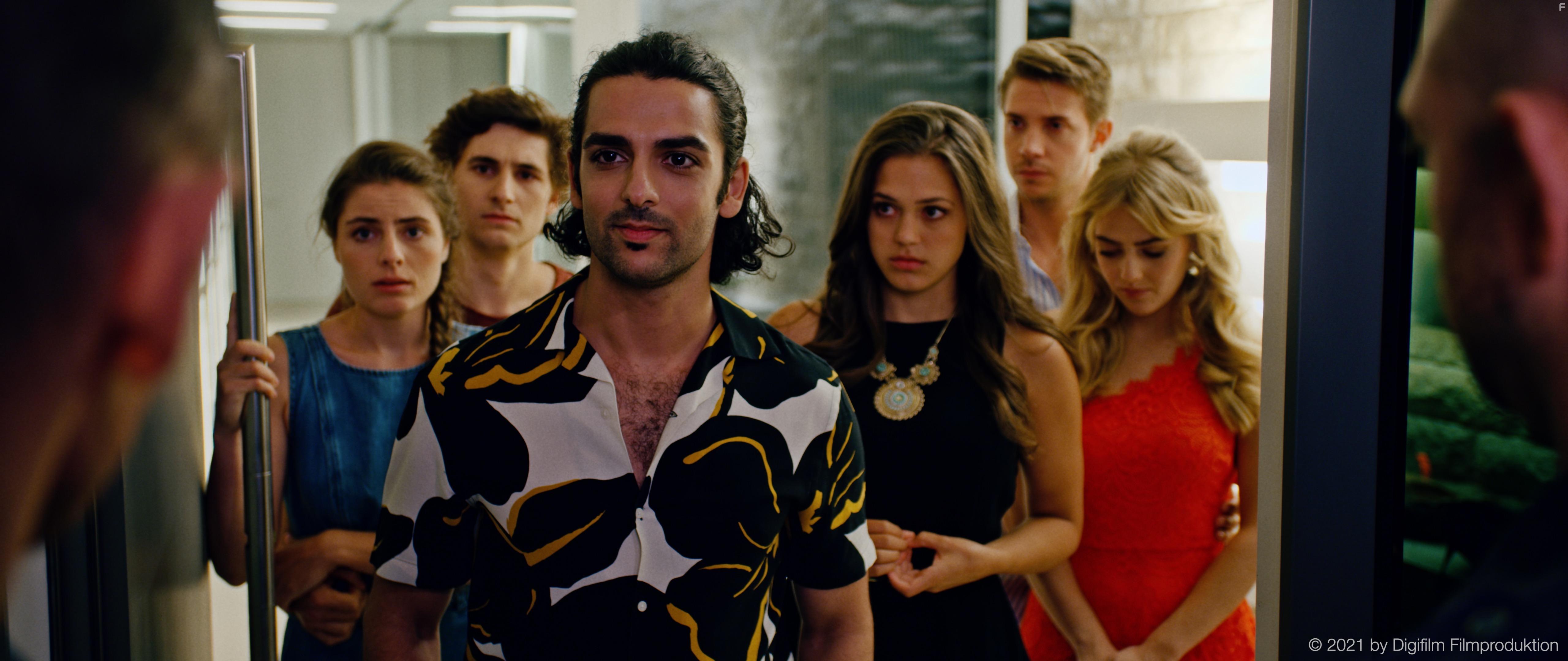 Samuel Tehrani, Ylva Maj, Patrick Laub, Nina Hafner, Katharina Scheuba, and Angelo Konzett in Dinner fr Acht (2022)