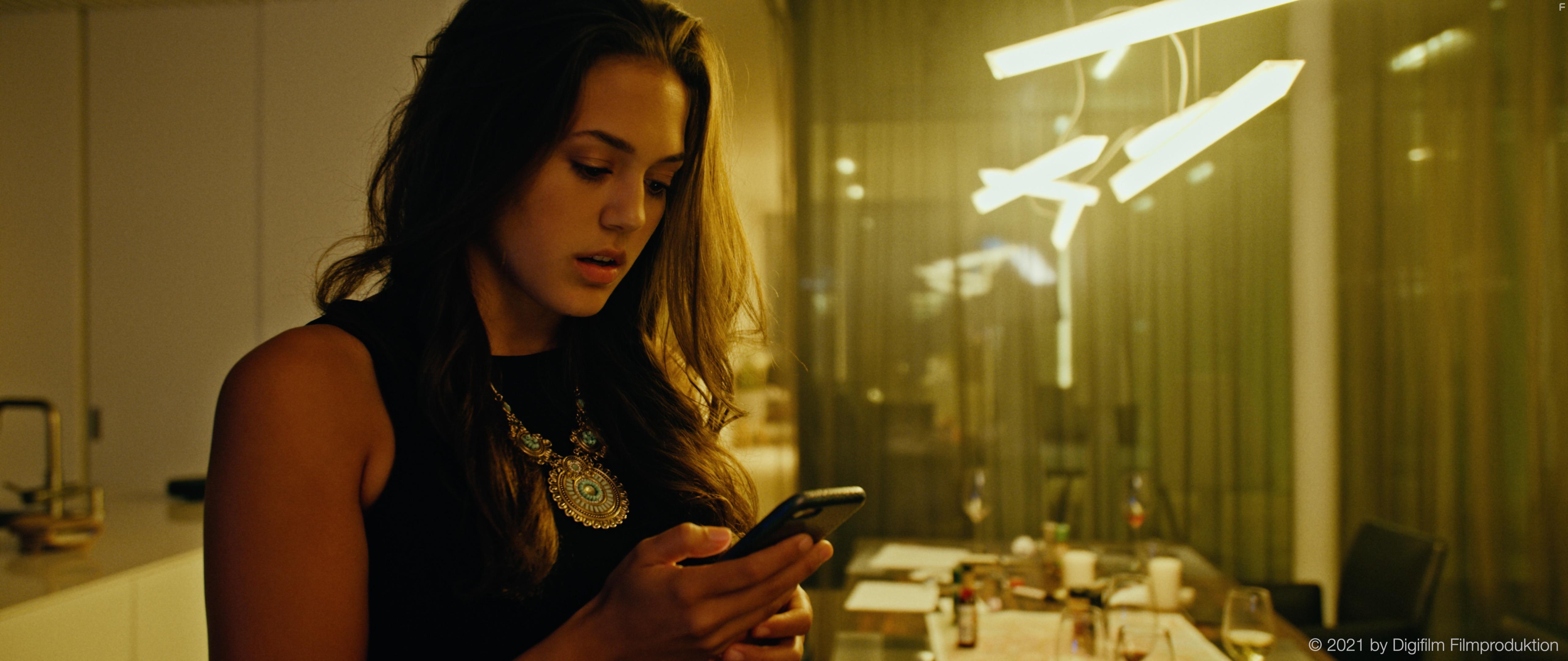 Katharina Scheuba in Dinner fr Acht (2022)