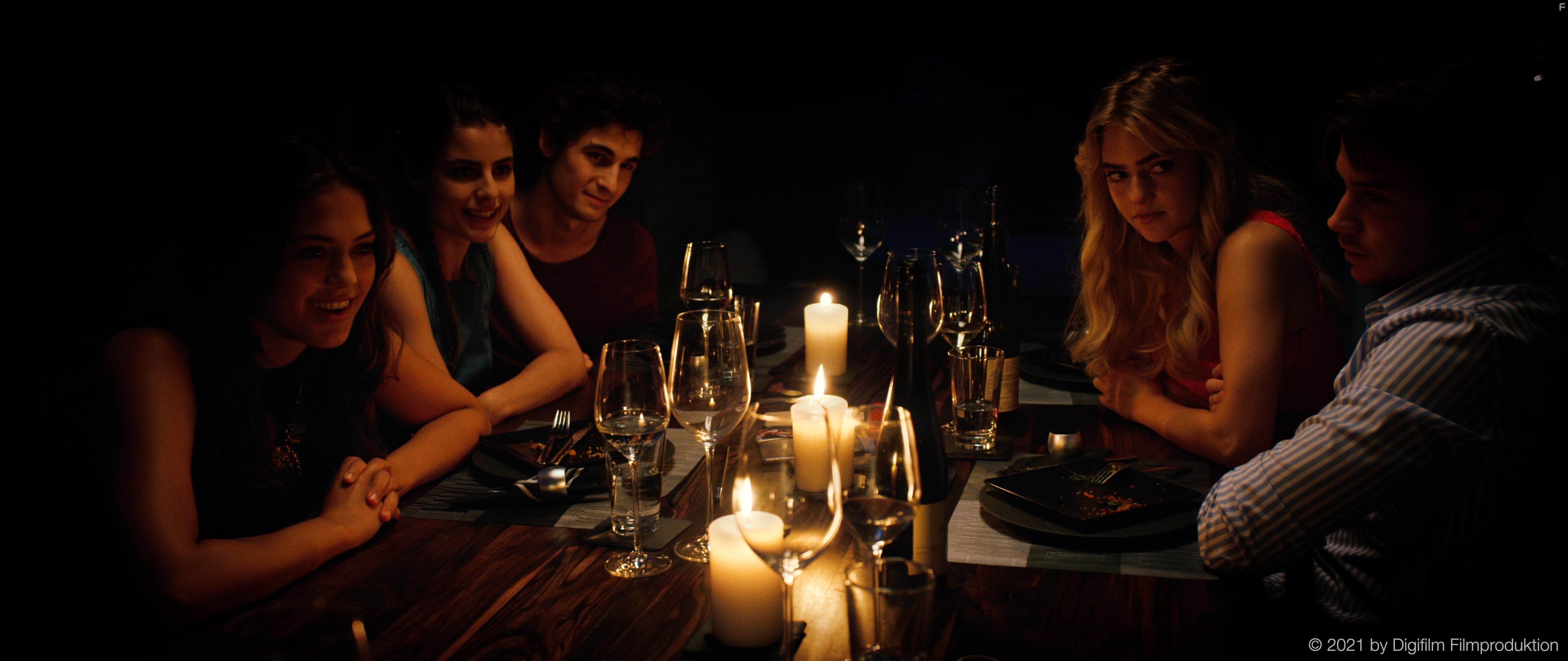 Ylva Maj, Patrick Laub, Nina Hafner, Katharina Scheuba, and Angelo Konzett in Dinner fr Acht (2022)