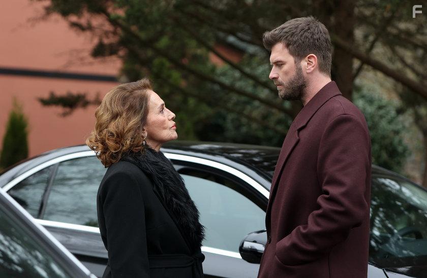 Nur Srer and Kivan Tatlitug in Aile (2023)