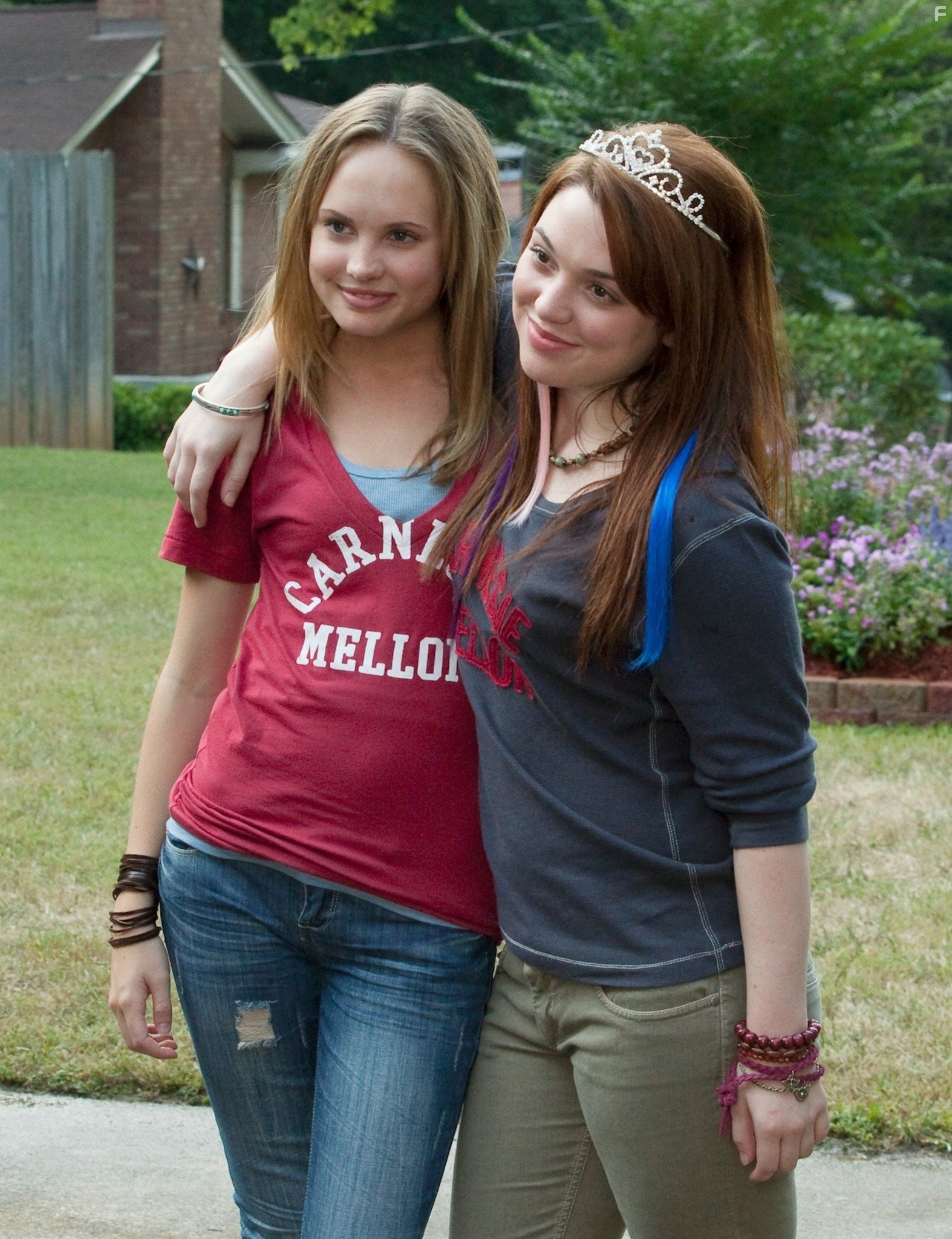 Jennifer Stone and Meaghan Martin in Дрянные девчонки 2 (2011)