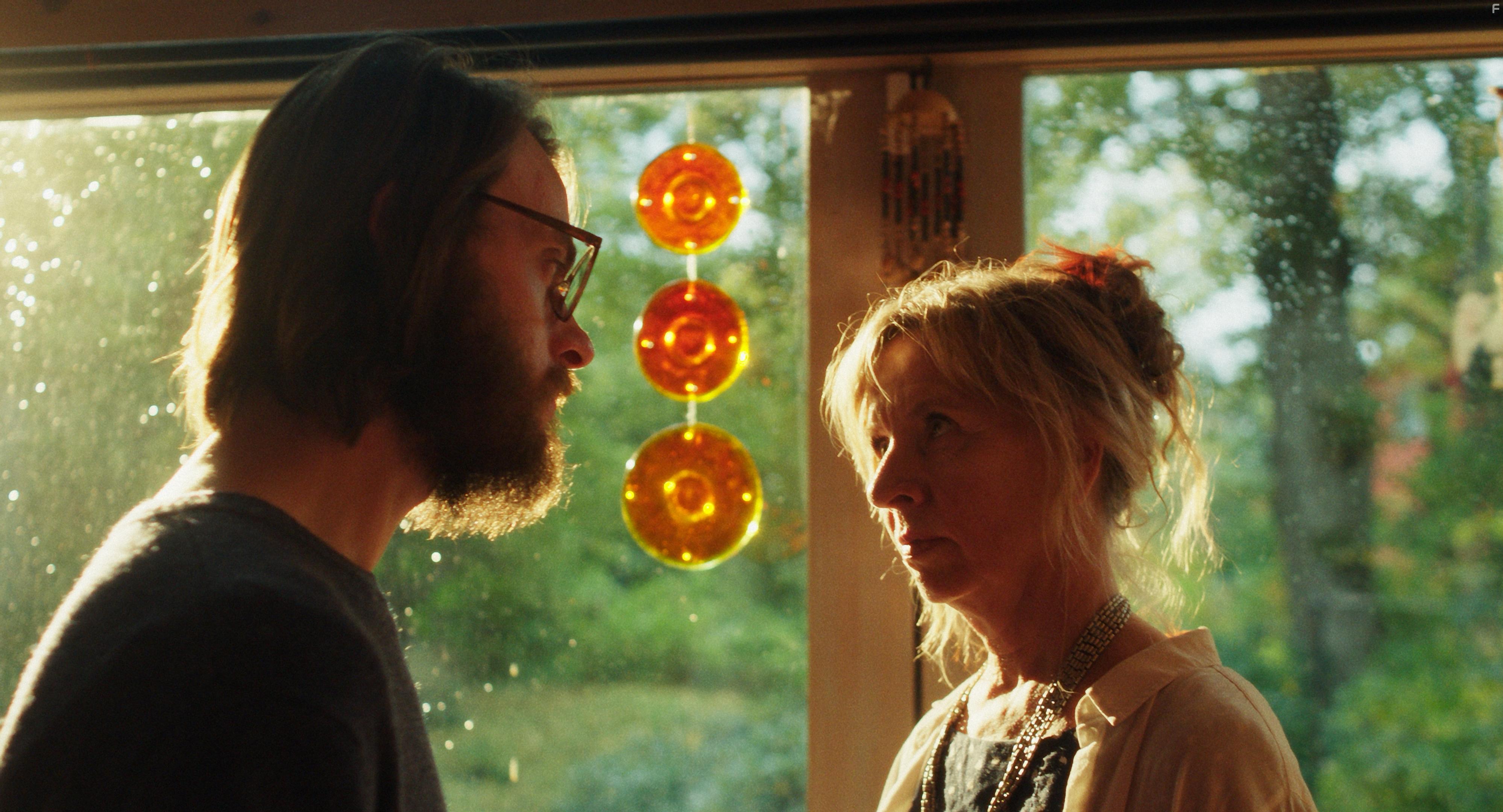 Hege Schyen and Arthur Berning in Thomas mot Thomas (en sensasjonell teori om det ubetydelige livet i multiverset) (2022)