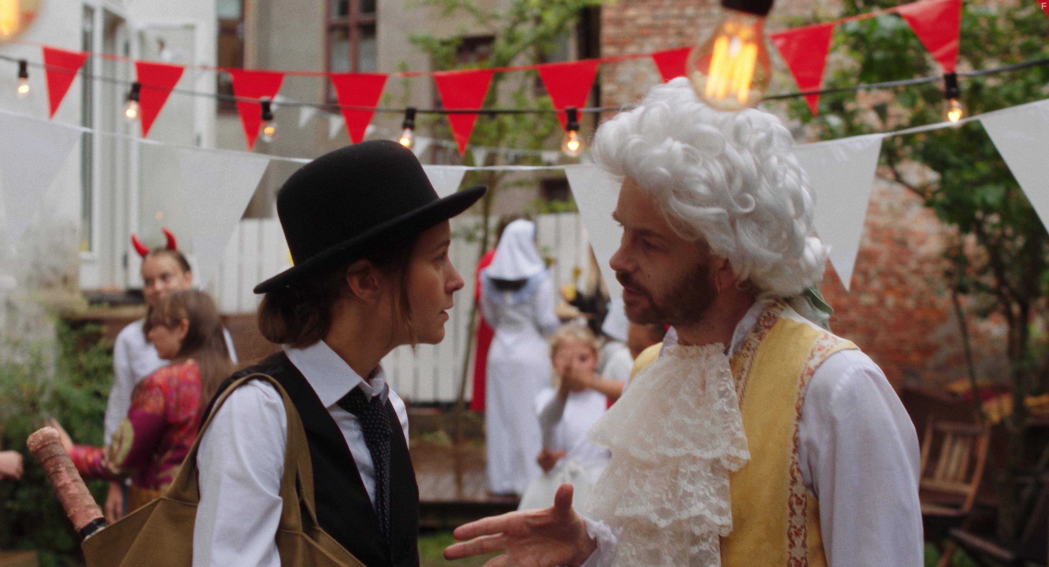 Jan Gunnar Rise and Silje Storstein in Thomas mot Thomas (en sensasjonell teori om det ubetydelige livet i multiverset) (2022)