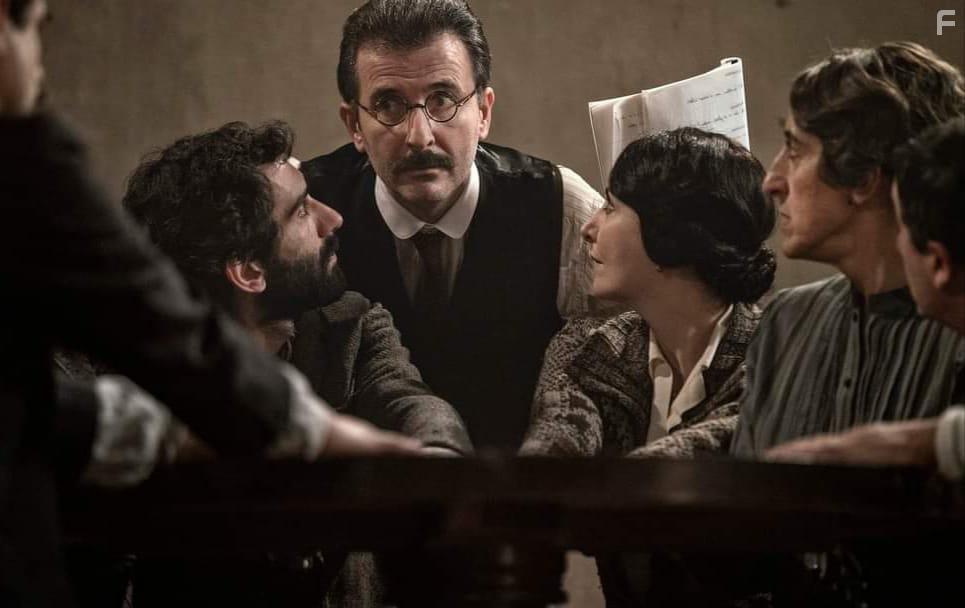 Valentino Picone and Marta Lmoli in La stranezza (2022)