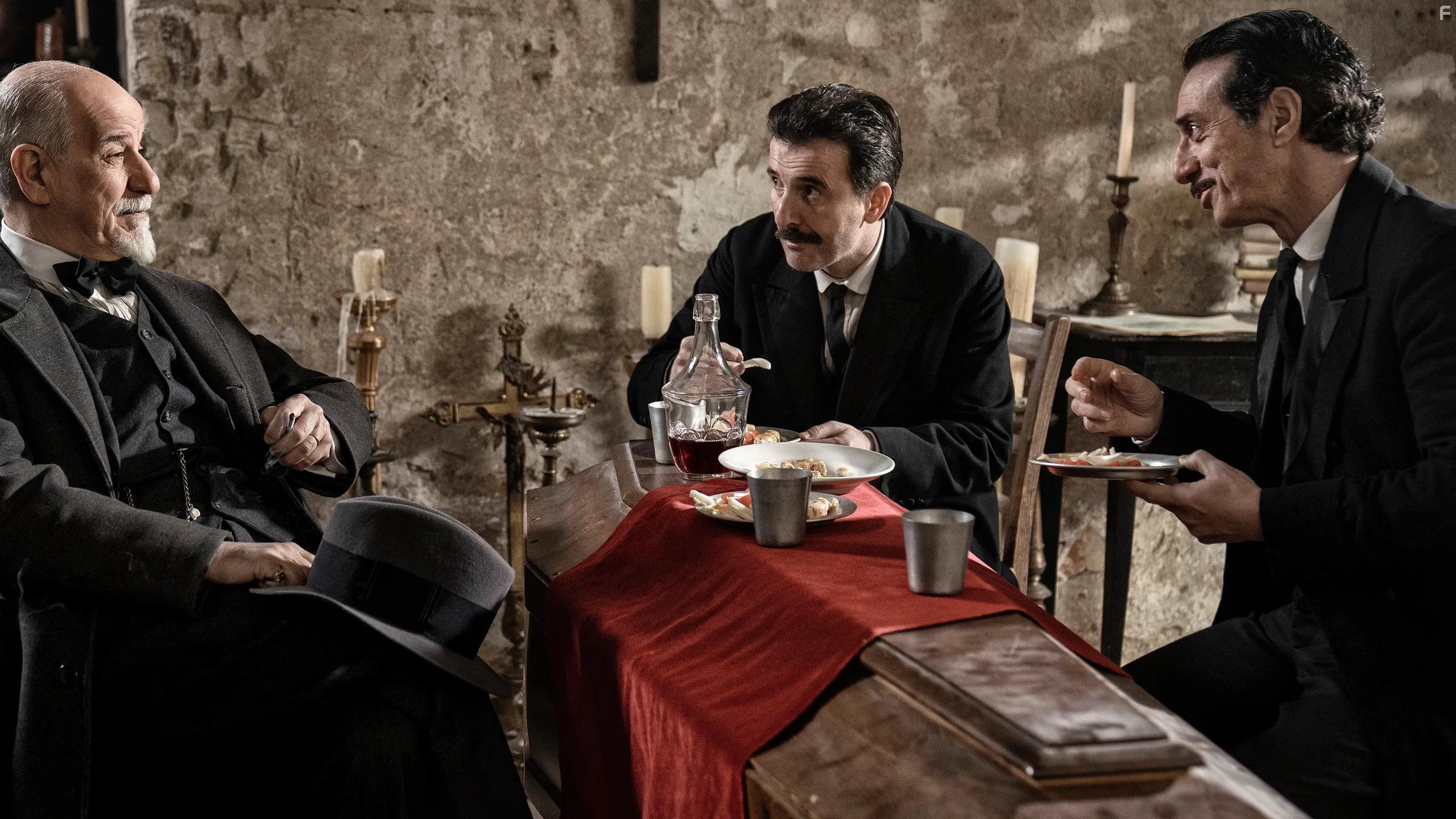 Toni Servillo, Salvatore Ficarra, and Valentino Picone in La stranezza (2022)