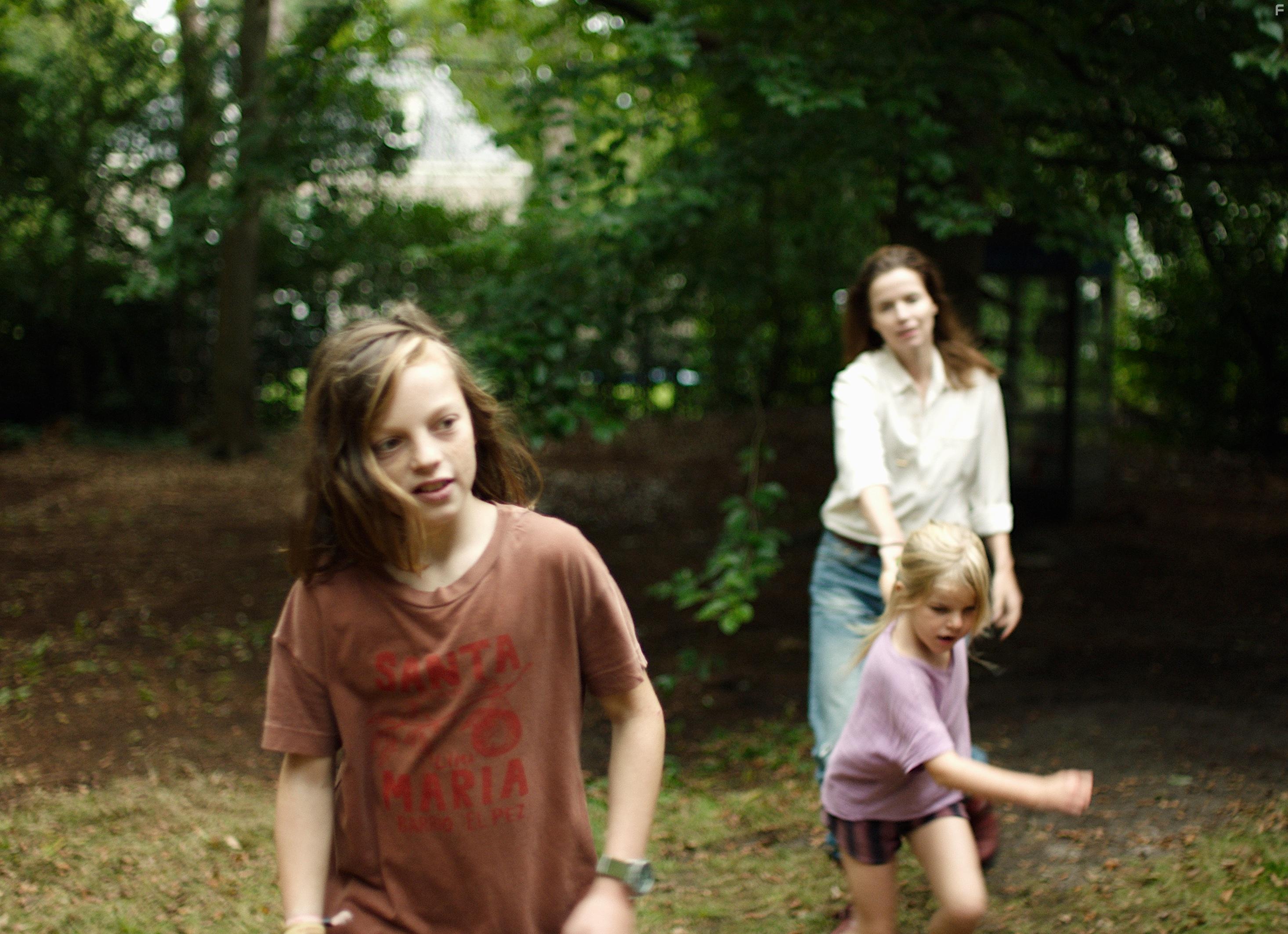 Thekla Reuten, Lola van Zoggel, and Sepp Ritsema in Narcosis (2022)