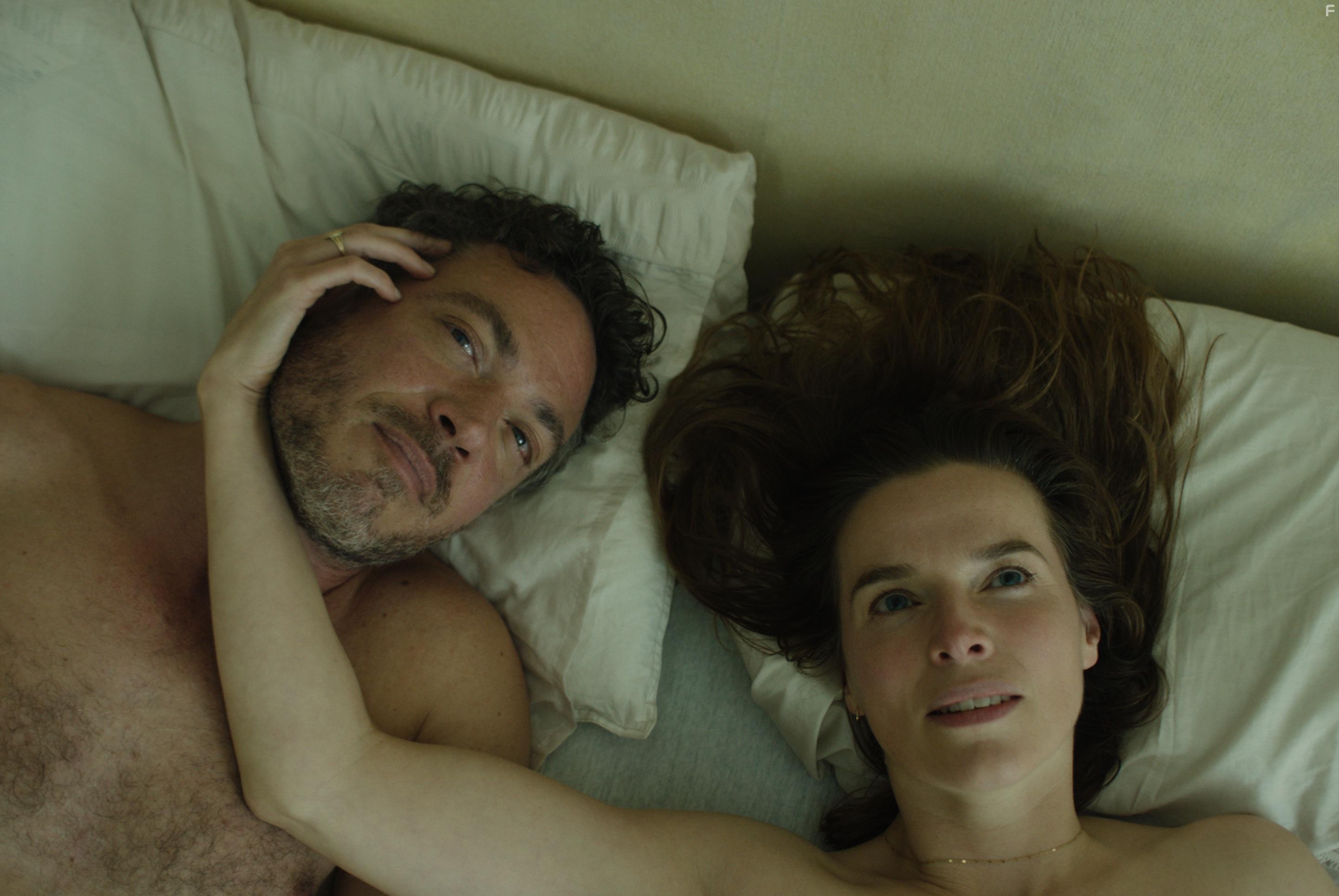 Fedja van Hut and Thekla Reuten in Narcosis (2022)