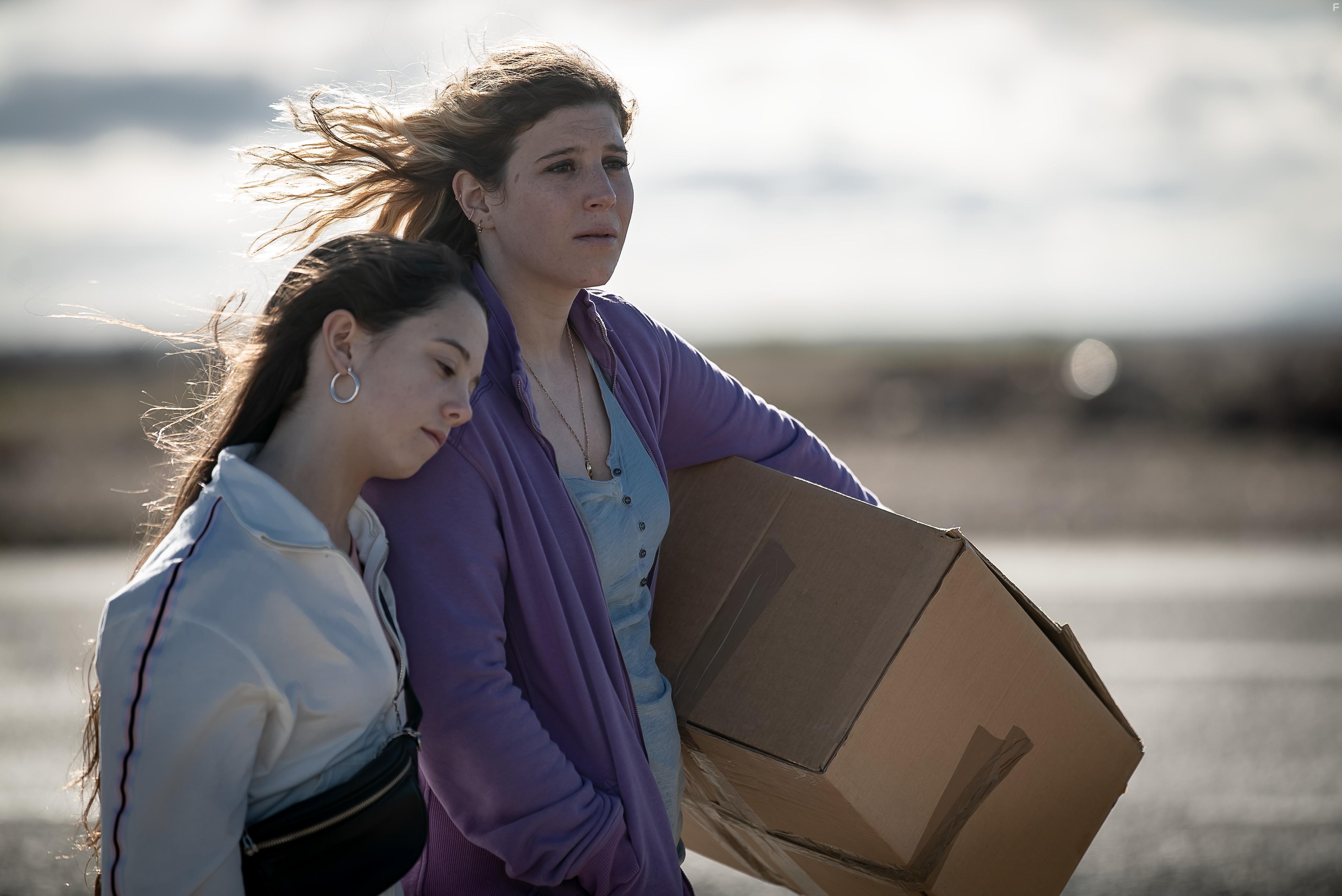 Carla Qulez and ngela Cervantes in La maternal (2022)