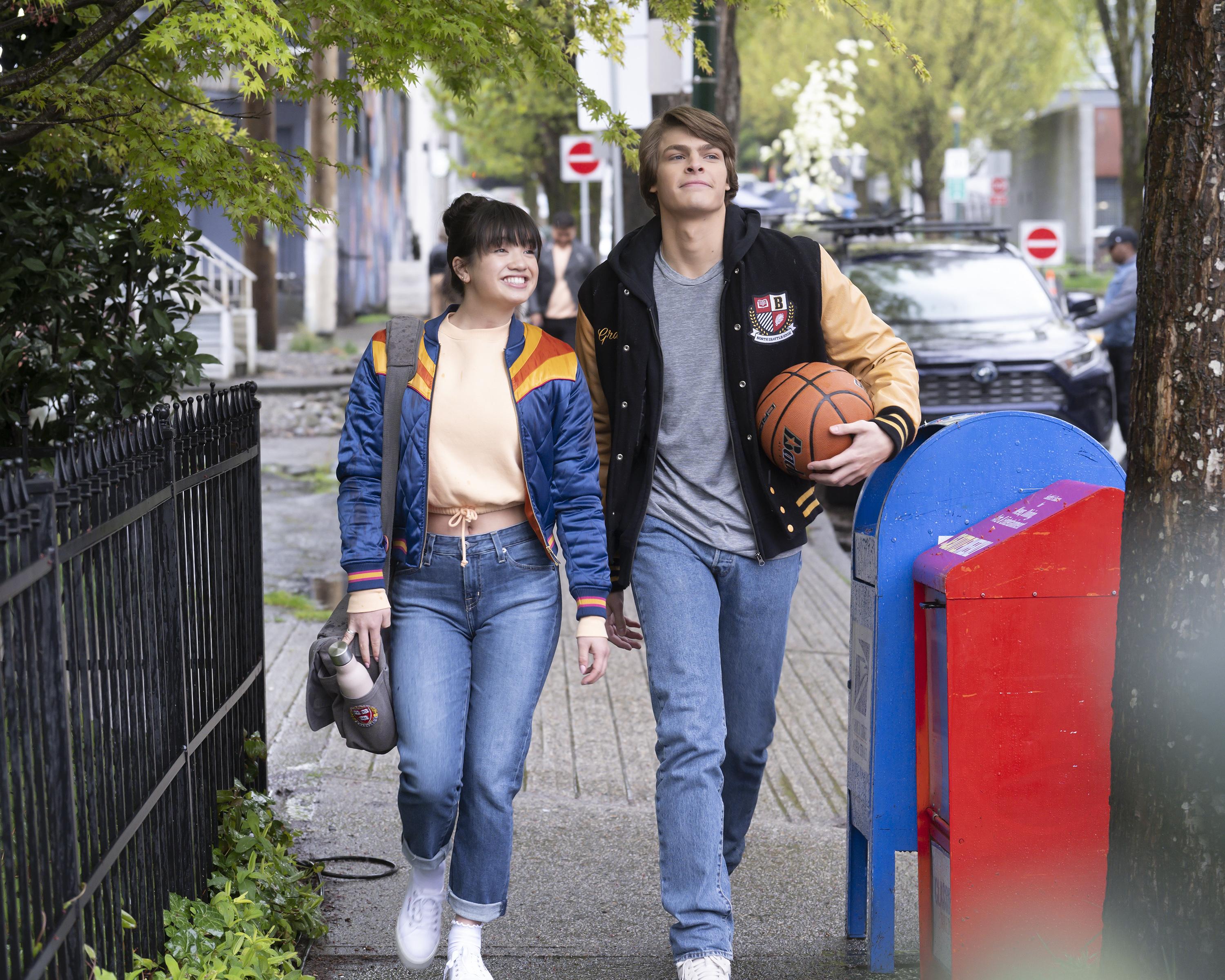 Peyton Elizabeth Lee and Blake Draper in Prom Pact (2023)