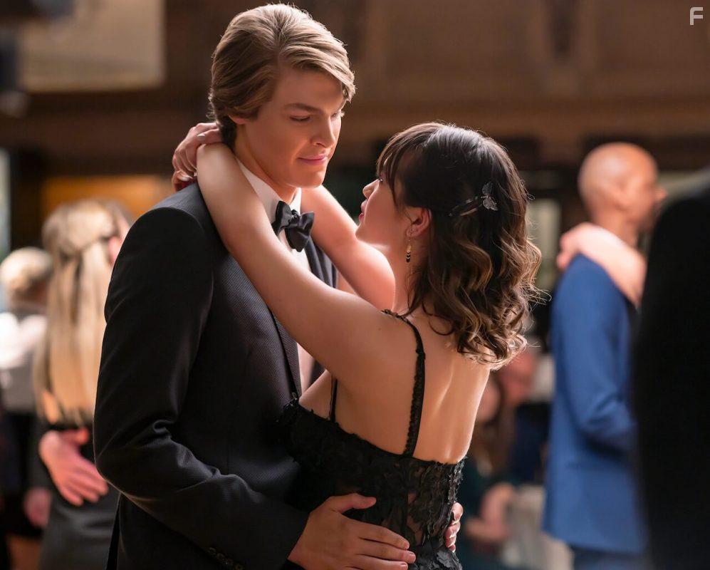 Peyton Elizabeth Lee and Blake Draper in Prom Pact (2023)