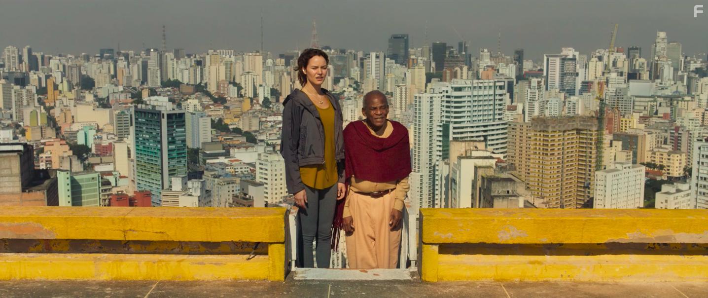 Antonio Pitanga and Joana de Verona in Tinnitus (2022)