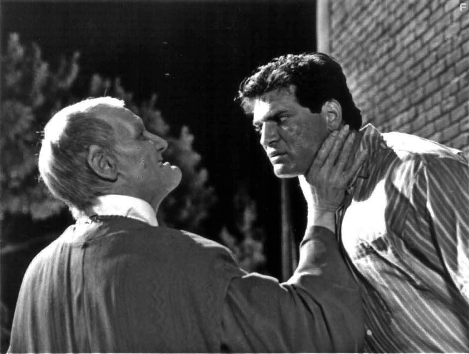 Daniel Greene and William Morgan Sheppard in Эльвира: Повелительница тьмы (1988)
