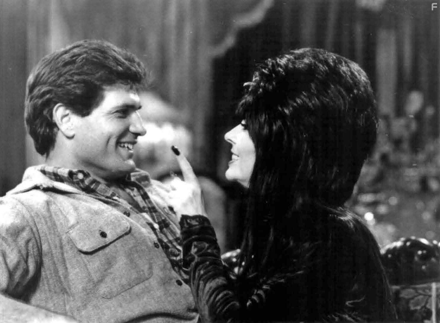 Cassandra Peterson and Daniel Greene in Эльвира: Повелительница тьмы (1988)