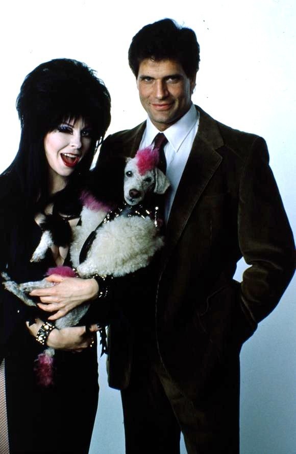 Cassandra Peterson, Daniel Greene, and Gonk in Эльвира: Повелительница тьмы (1988)