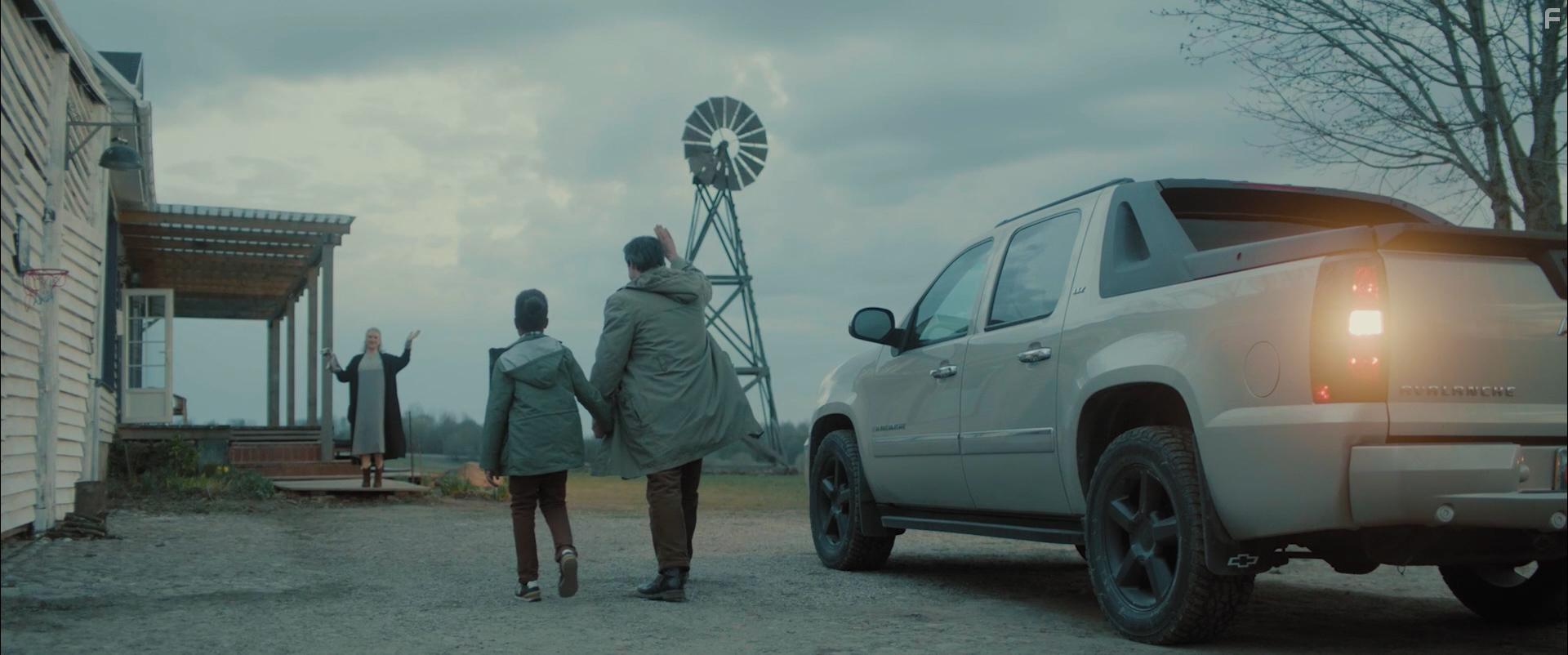 Eva Linder, Anton Naumov, and Alexandr Makarov in The folks (2022)