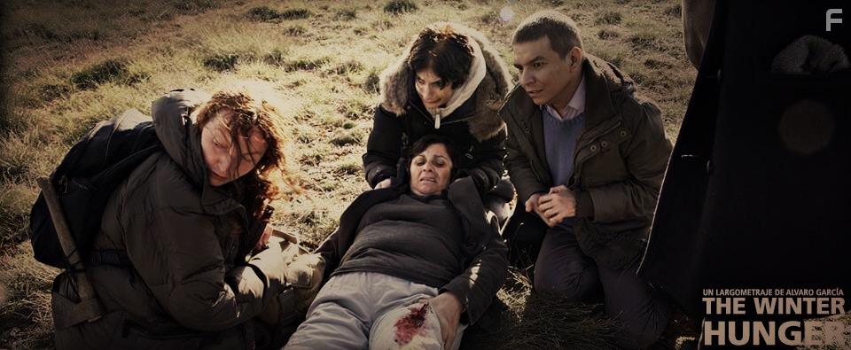Beatriz Toyos, Consuelo Carravilla, Jeison Ossa, and Mariu Ruz Ortz in The Winter Hunger (2021)