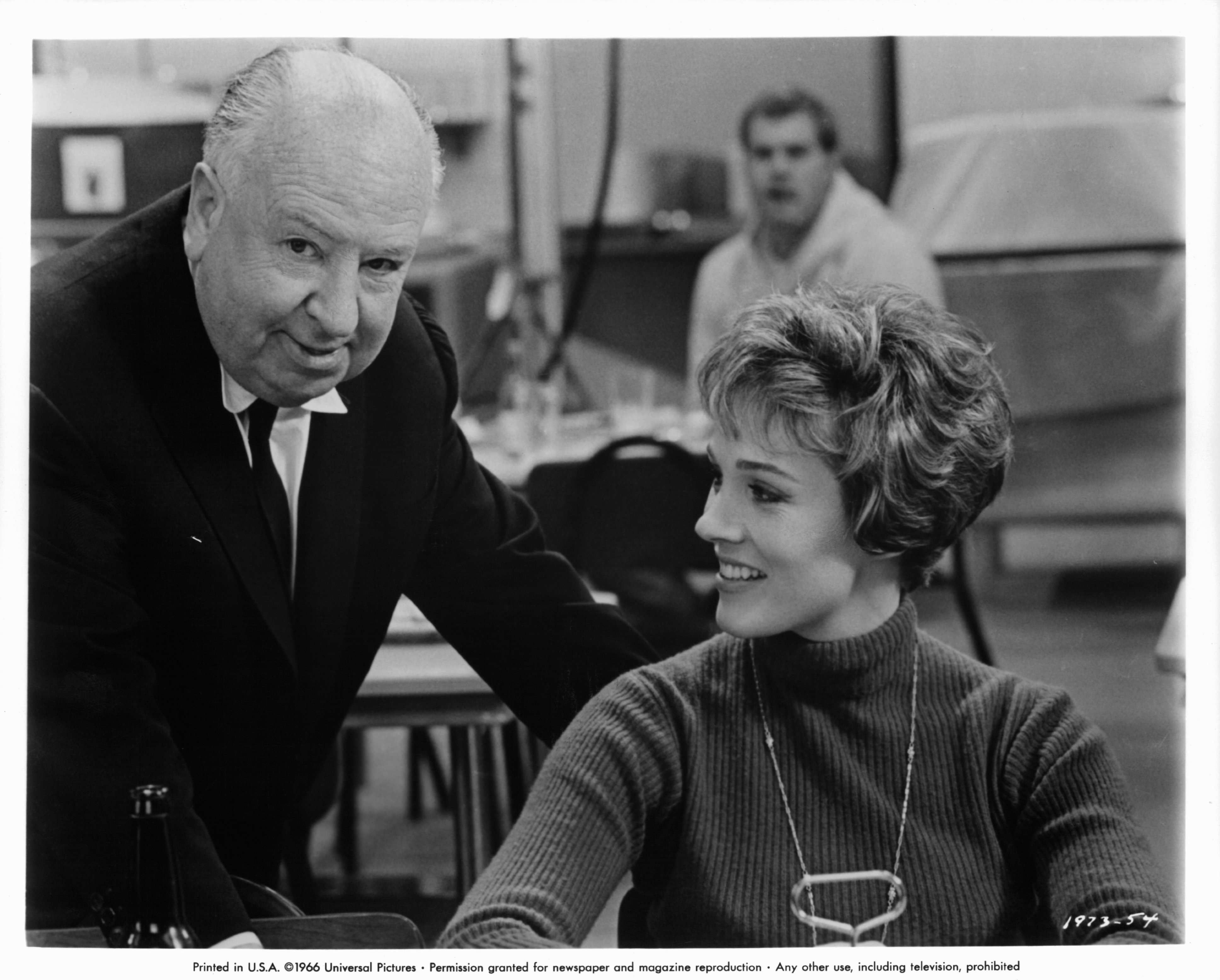 Alfred Hitchcock and Julie Andrews in Разорванный занавес (1966)