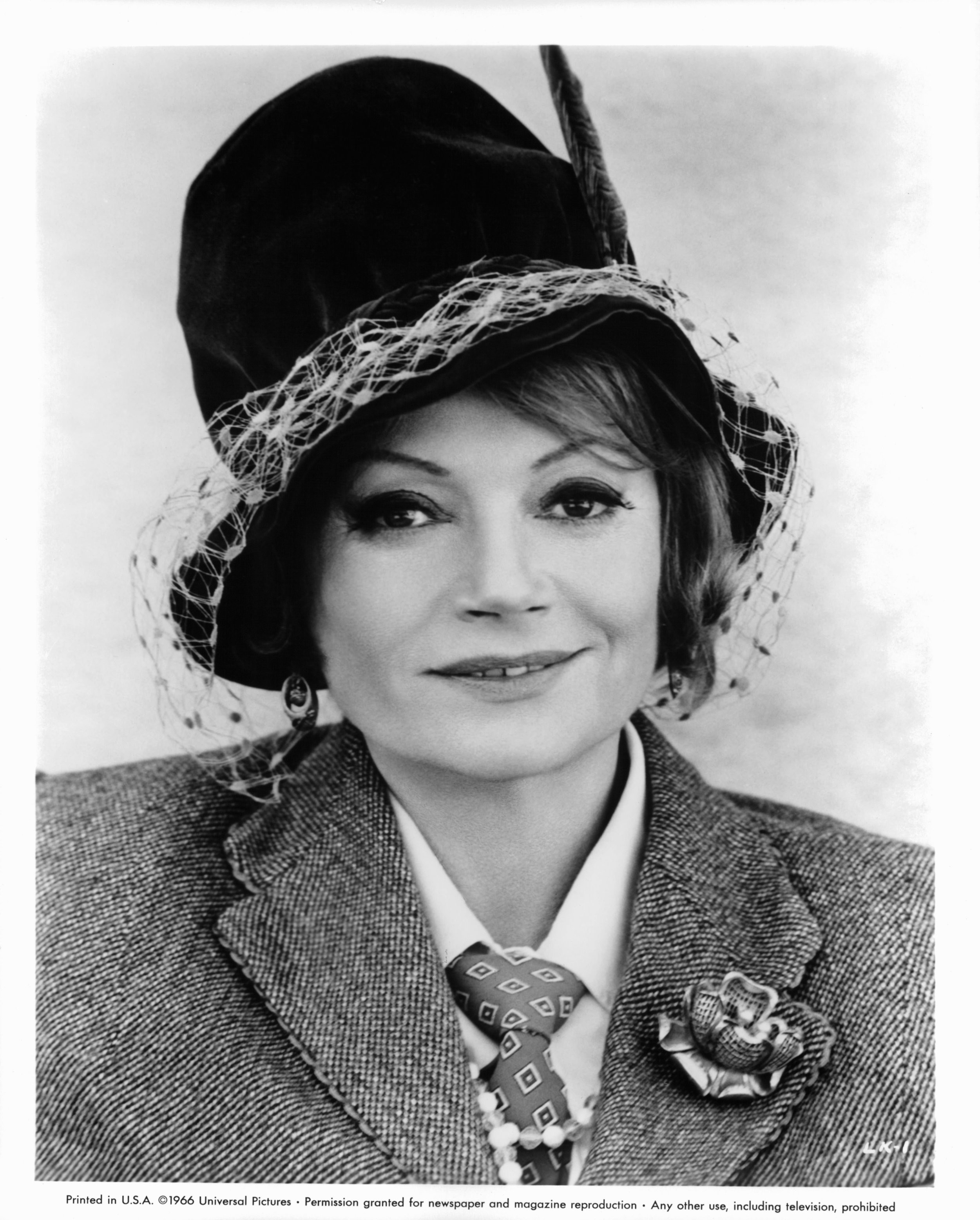 Lila Kedrova in Разорванный занавес (1966)