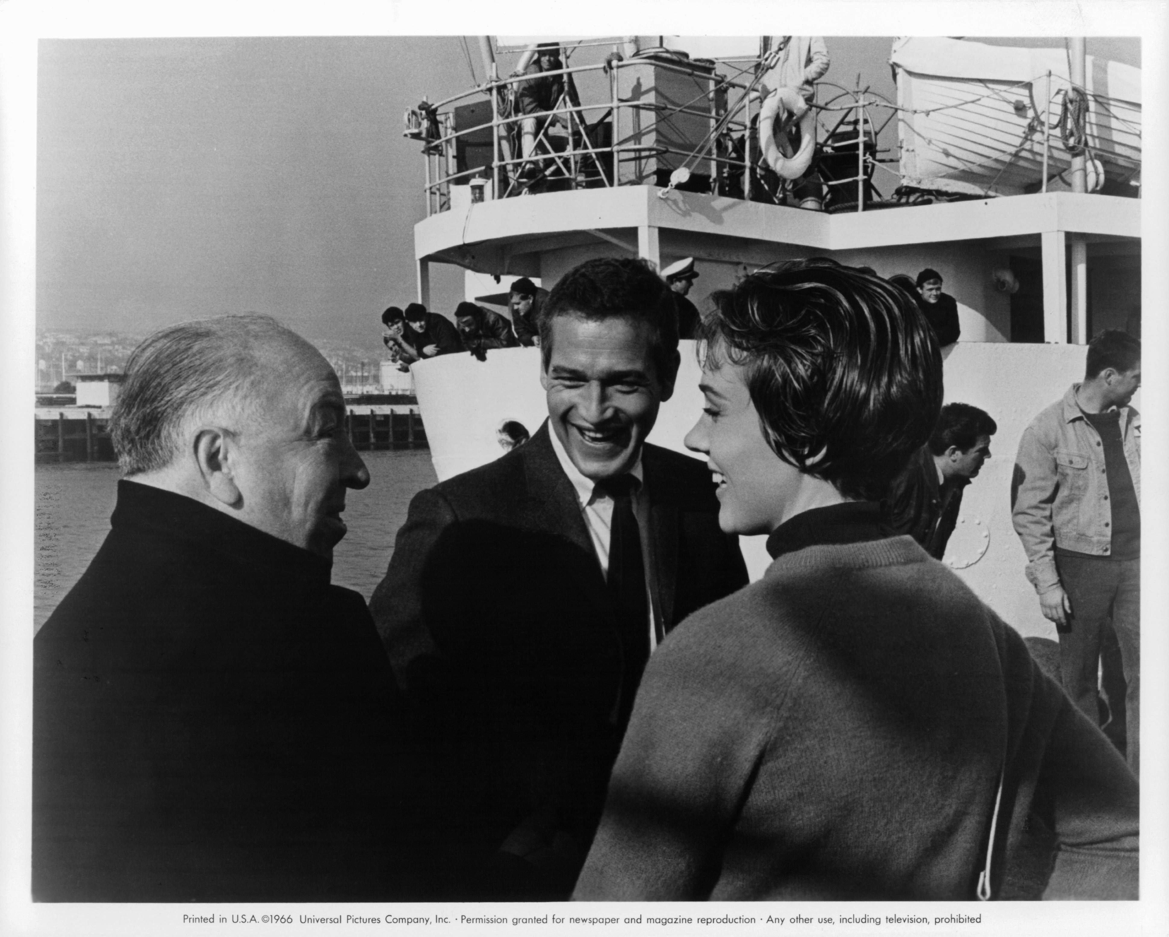 Alfred Hitchcock, Paul Newman, and Julie Andrews in Разорванный занавес (1966)