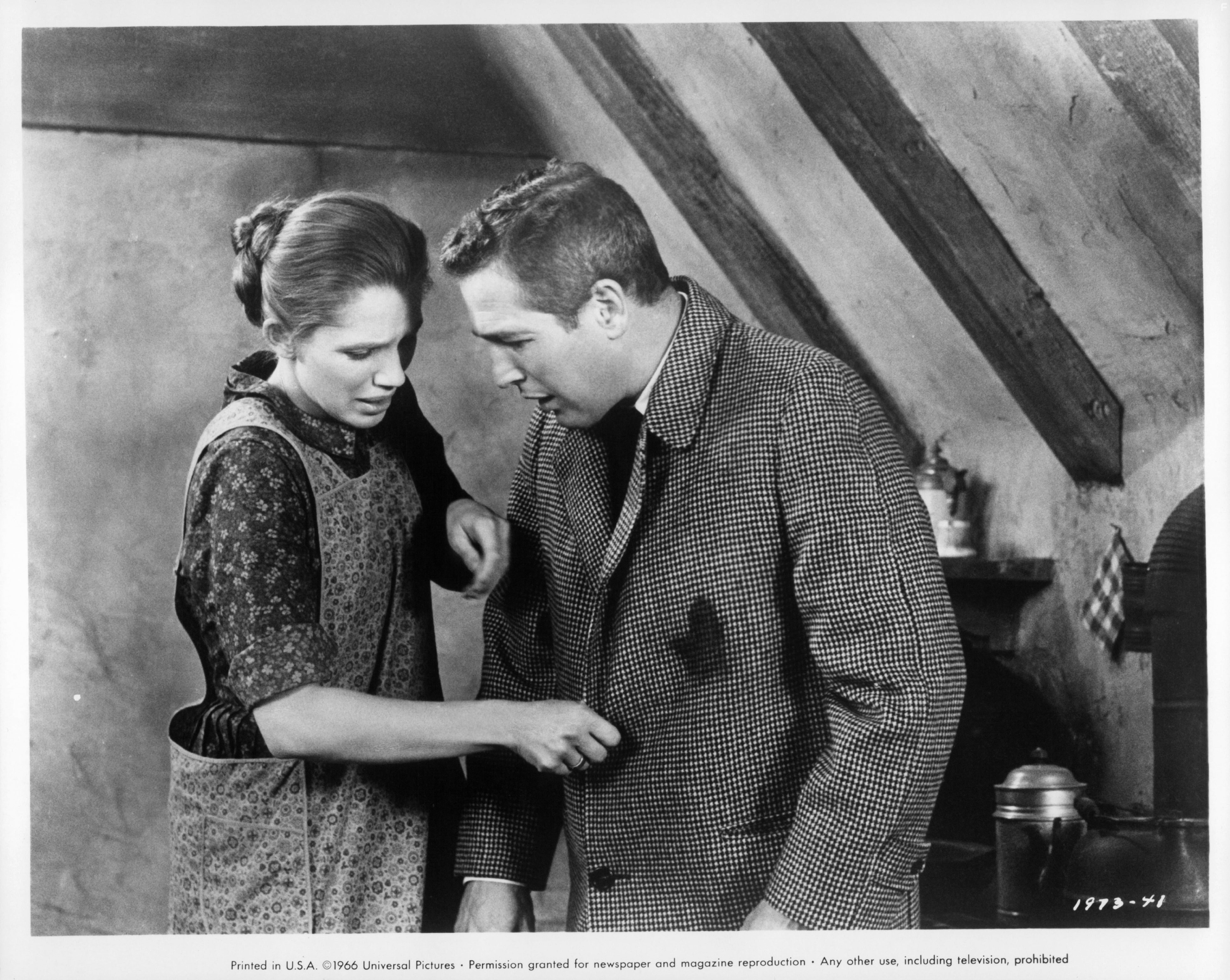 Paul Newman and Carolyn Conwell in Разорванный занавес (1966)