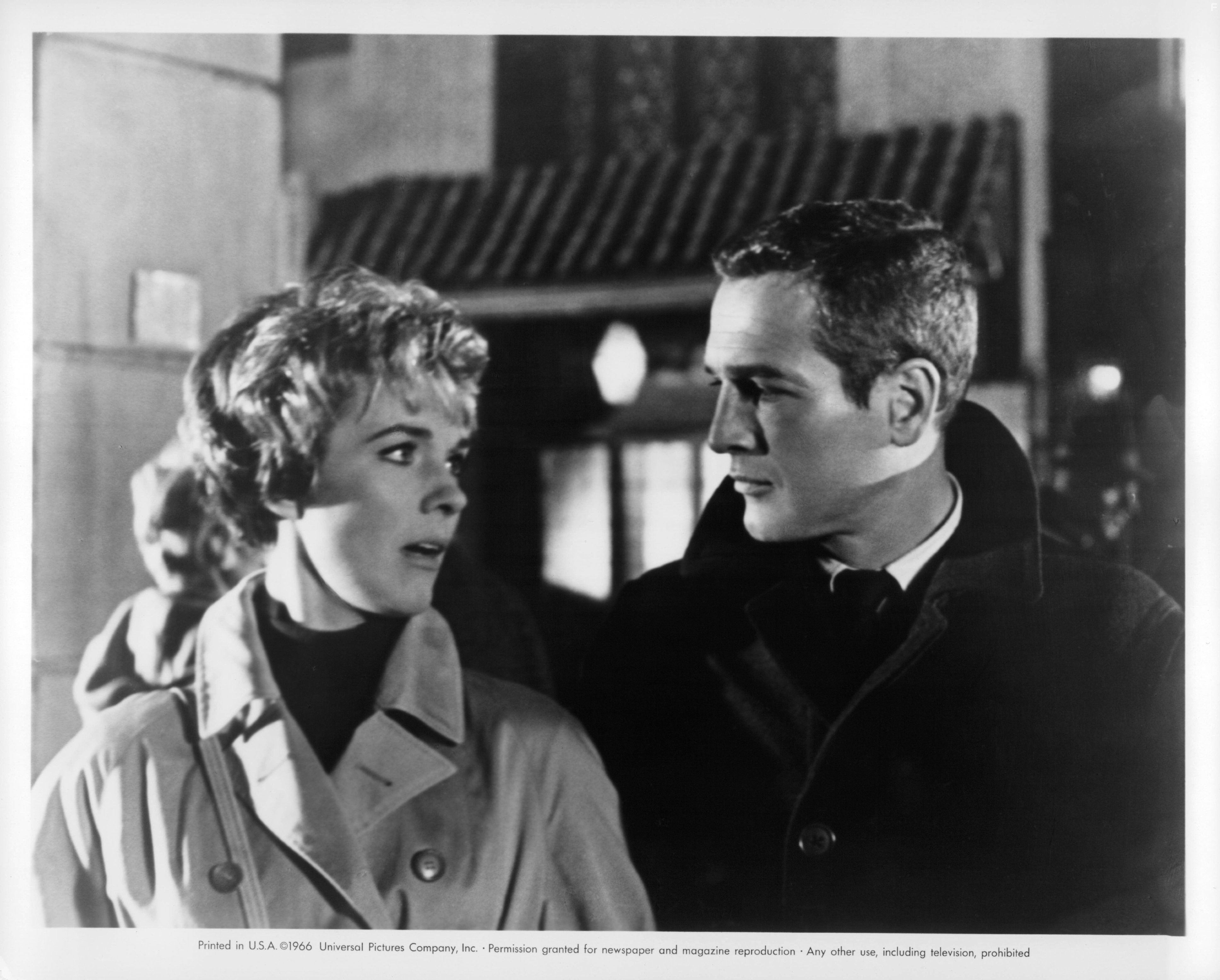Paul Newman and Julie Andrews in Разорванный занавес (1966)