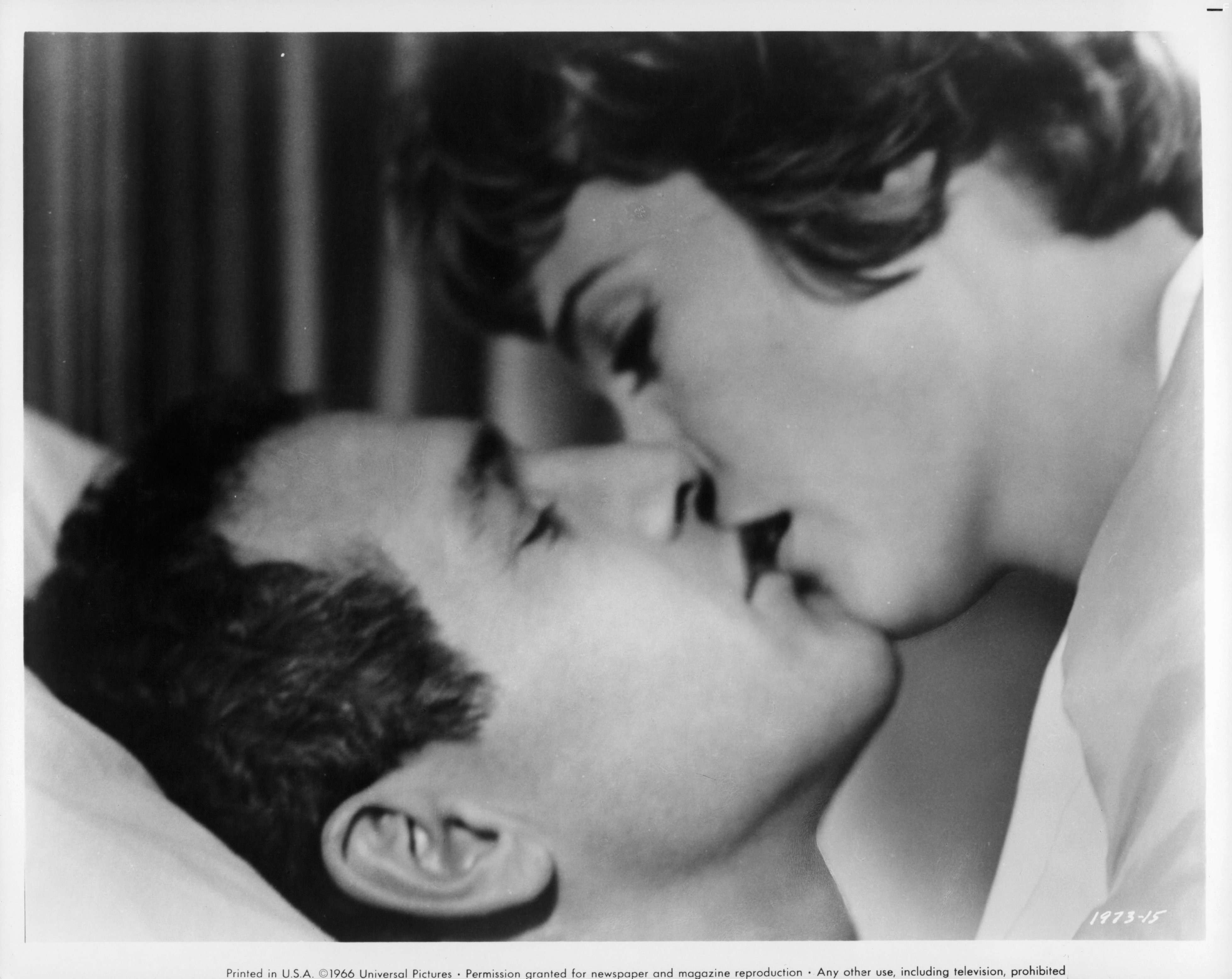 Paul Newman and Julie Andrews in Разорванный занавес (1966)