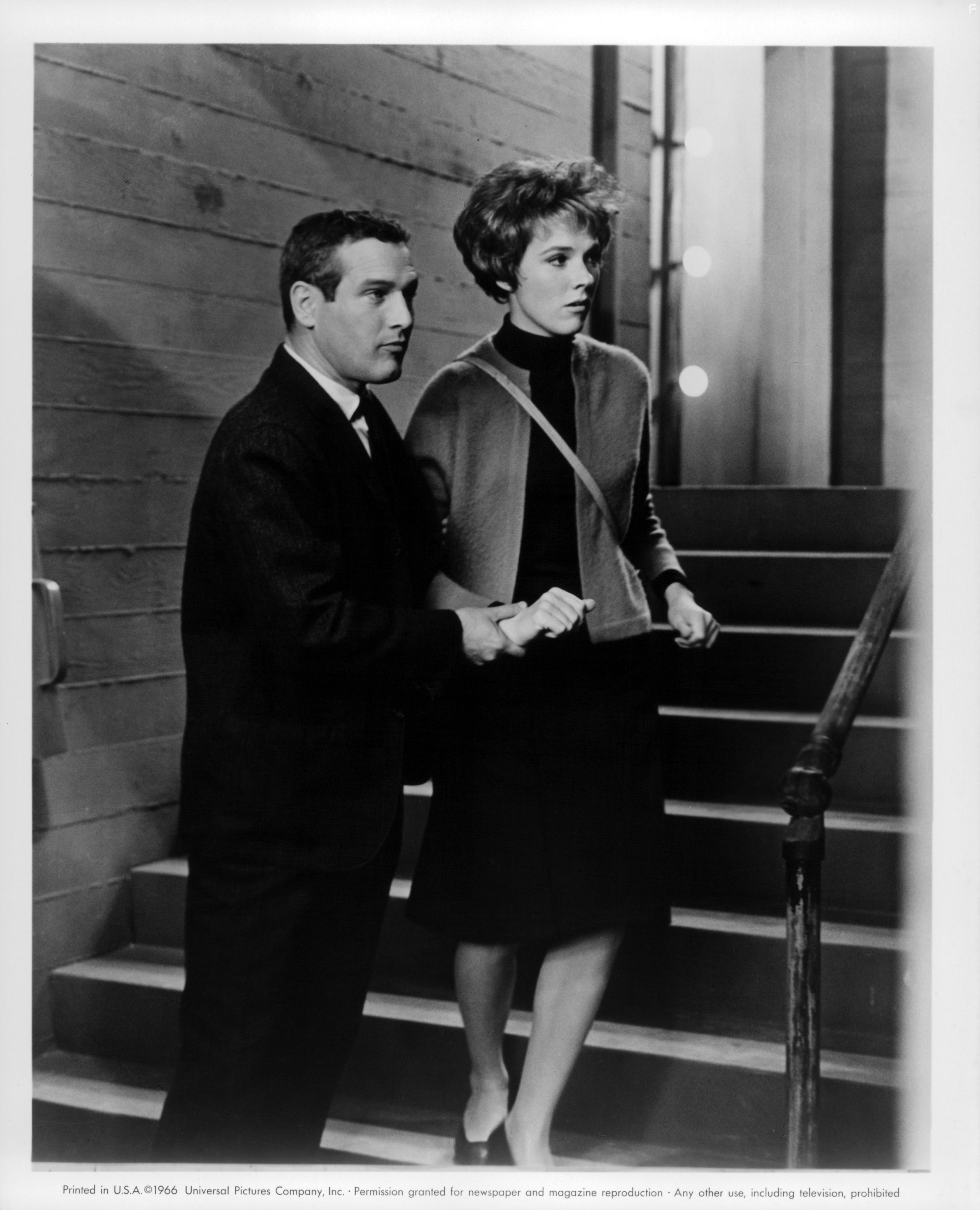 Paul Newman and Julie Andrews in Разорванный занавес (1966)