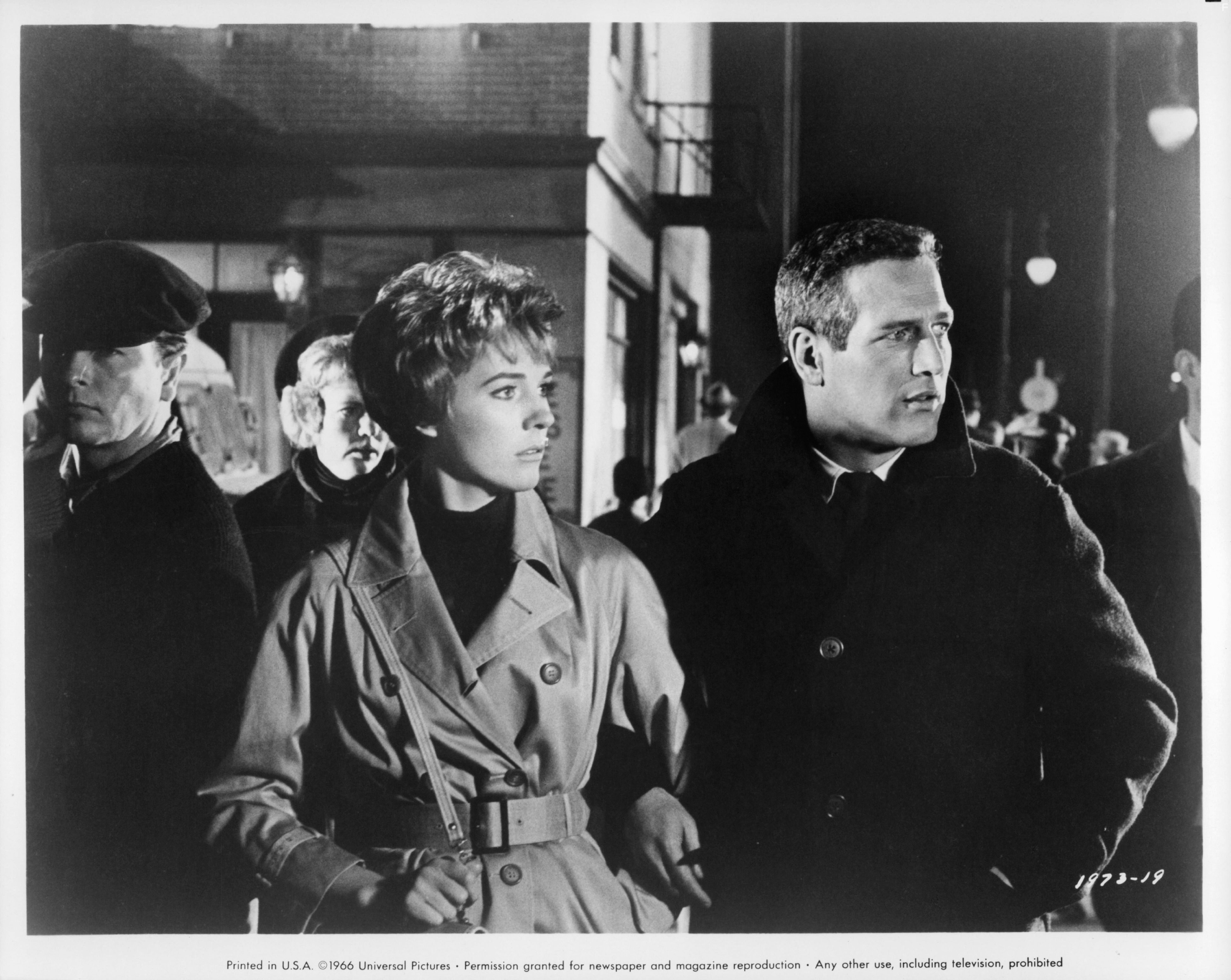 Paul Newman and Julie Andrews in Разорванный занавес (1966)