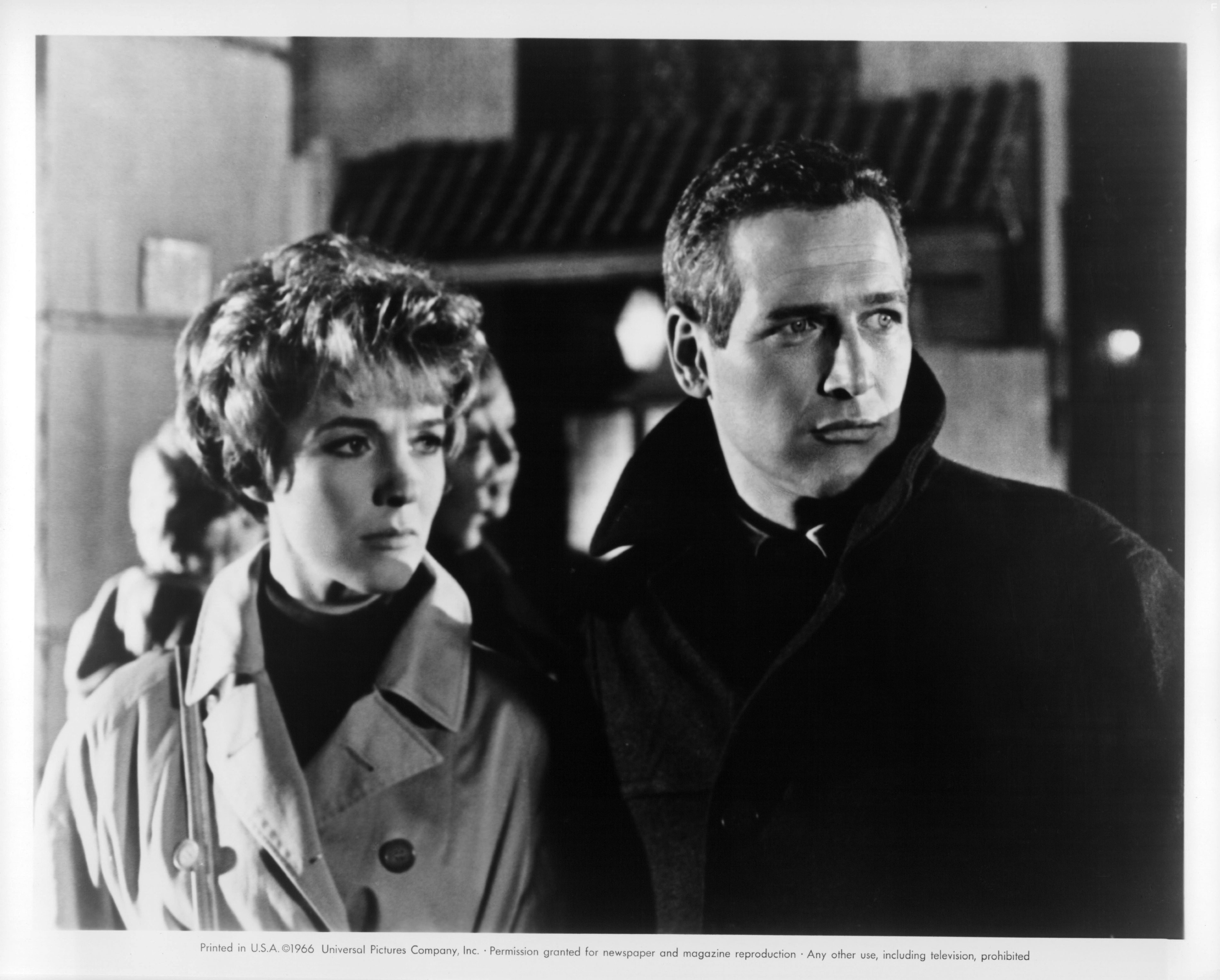 Paul Newman and Julie Andrews in Разорванный занавес (1966)