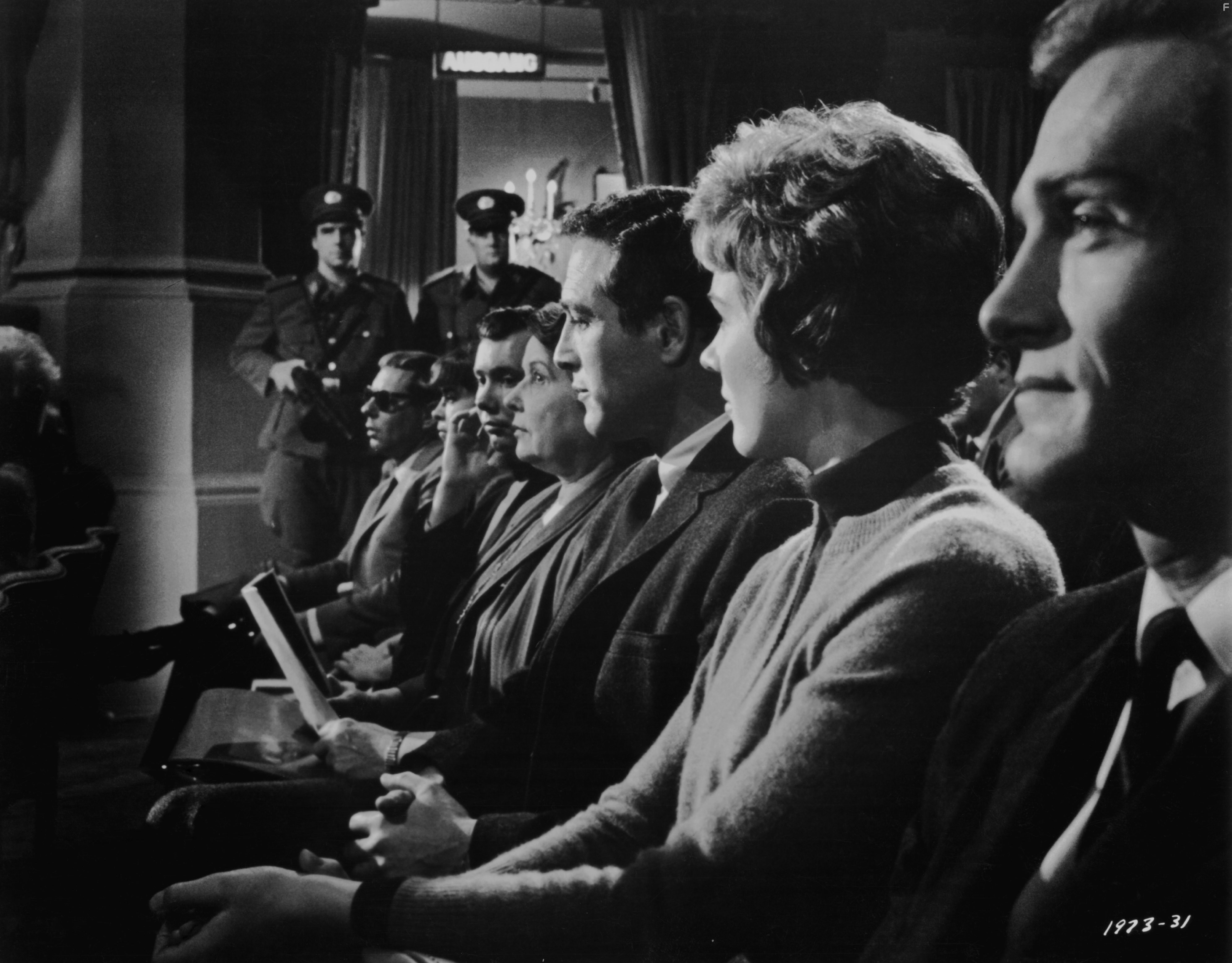 Paul Newman and Julie Andrews in Разорванный занавес (1966)