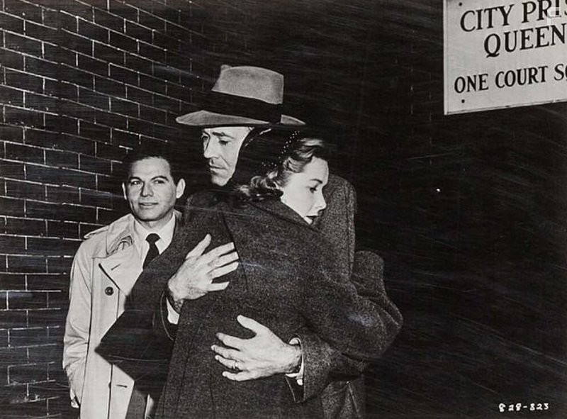 Henry Fonda and Vera Miles in Не тот человек (1956)