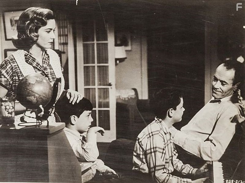 Henry Fonda, Kippy Campbell, Robert Essen, and Vera Miles in Не тот человек (1956)