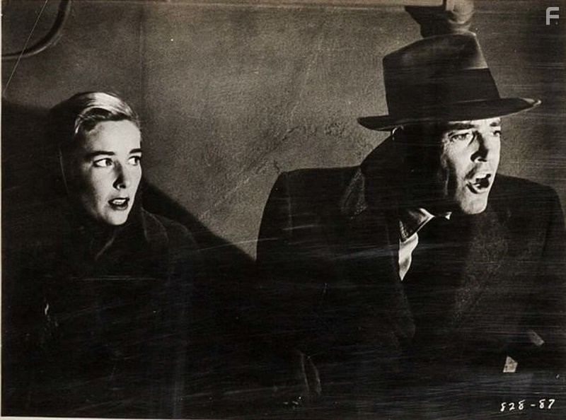 Henry Fonda and Vera Miles in Не тот человек (1956)