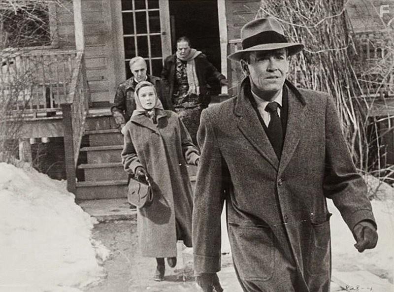 Henry Fonda and Vera Miles in Не тот человек (1956)