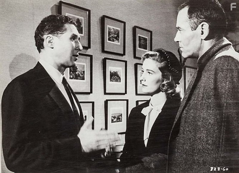 Henry Fonda, Vera Miles, and Anthony Quayle in Не тот человек (1956)