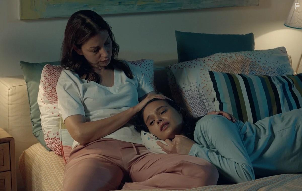 Defne Kayalar and Serra Pirin in Sakli (2021)
