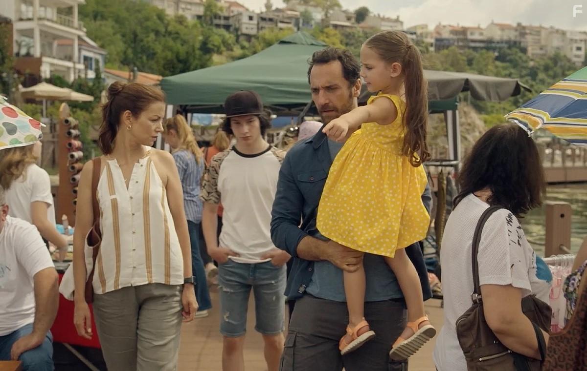 Zmra Betl Kaya, Defne Kayalar, Firat elik, and Berkecan Akkaya in Sakli (2021)