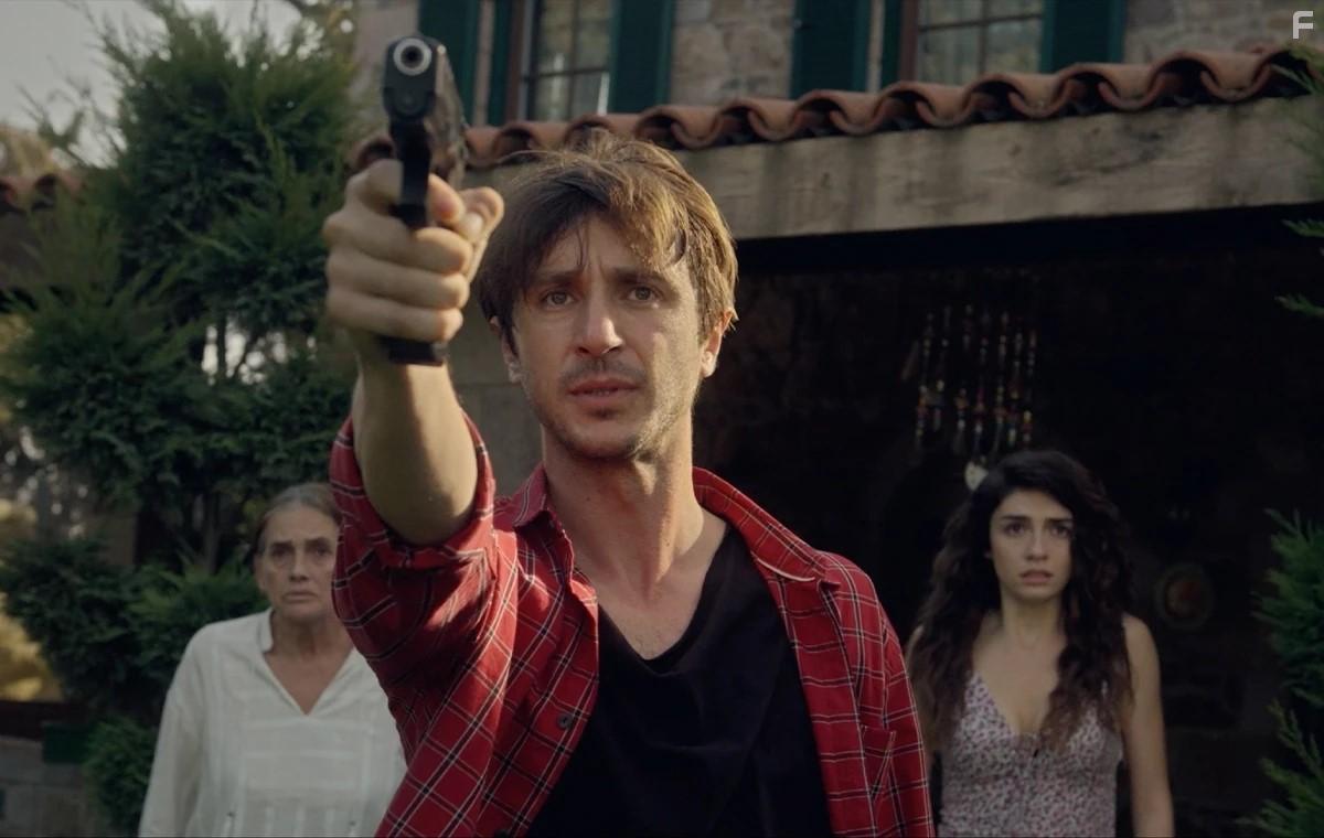 Nur Srer, Ahmet Rifat Sungar, and Hazar Ergl in Sakli (2021)